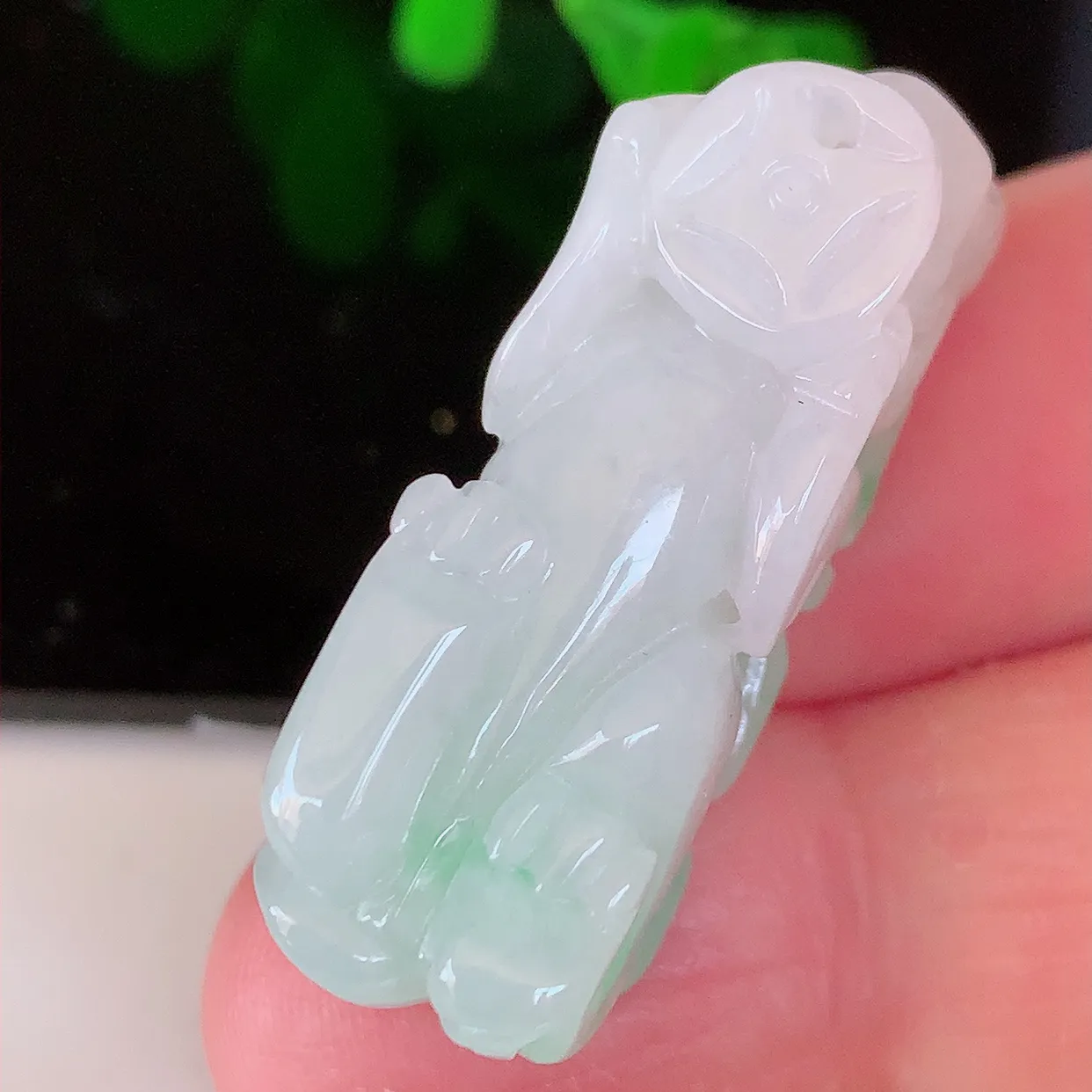 自然光实拍，冰润飘阳绿翡翠招财貔貅吊坠，民间有“一摸貔貅运程旺盛，再摸貔貅财运滚滚，三摸貔貅平步青云 ”的美好祝愿。#81.31