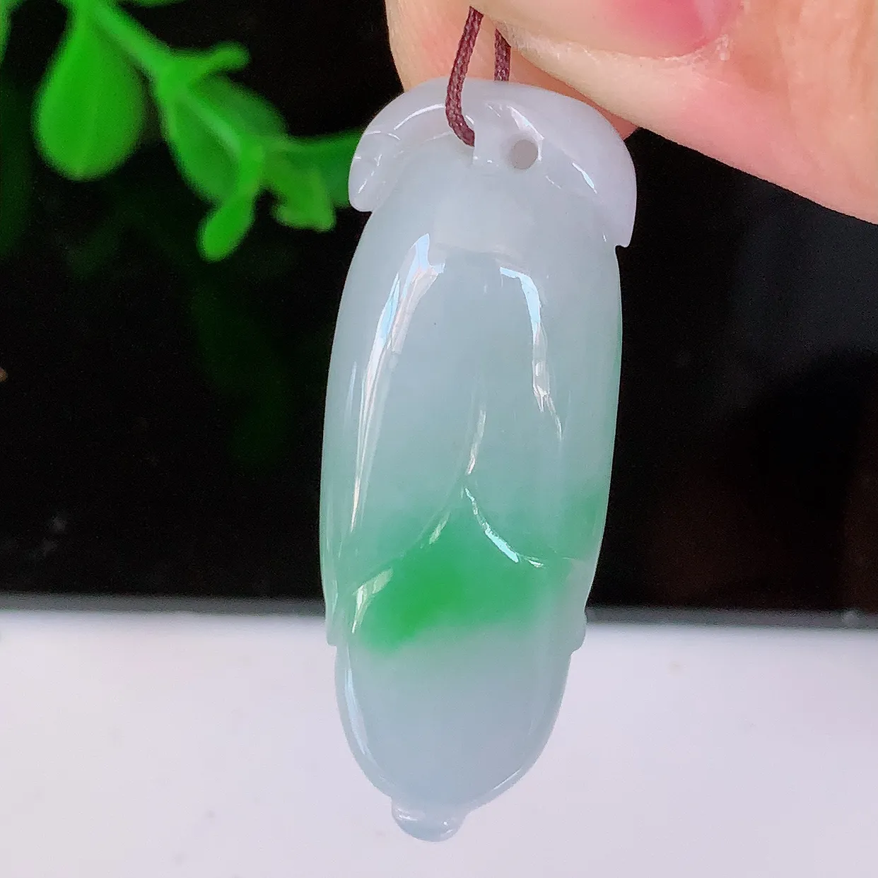 自然光实拍，水润飘绿翡翠玉兰花吊坠，种老水足，雕工精湛 ，寓意美好，佩戴时尚出众！#57.31