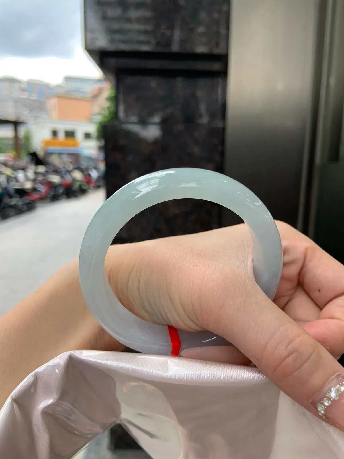 推荐【冰晴蓝正圈】54.8-12.5-8.8，无纹裂，底妆胶润细腻，清爽耐看的渐变晴蓝底，夏季美好的冰凉感，随光线变化如梦如幻。