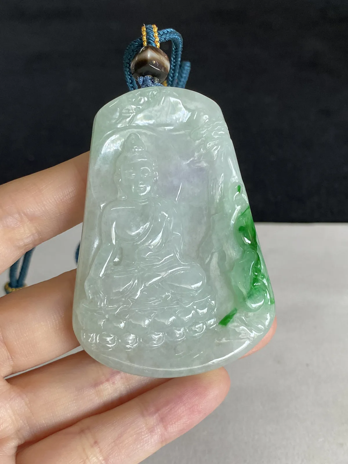 翡翠糯化种飘绿吊坠，配珠未测