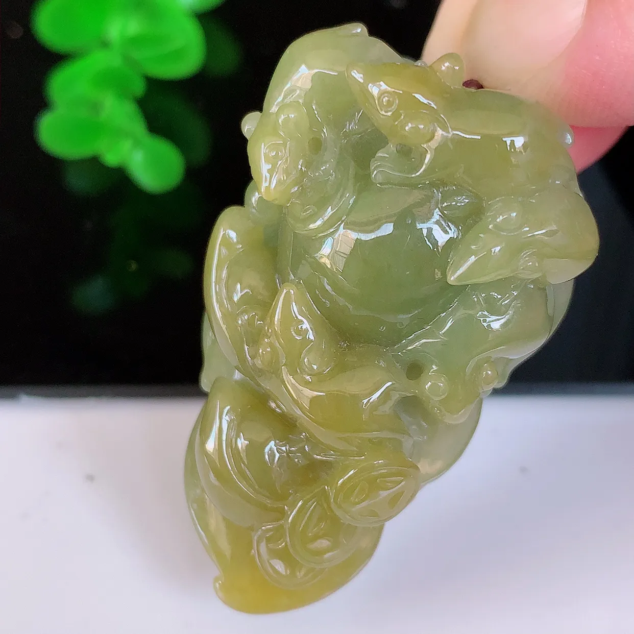 自然光实拍，冰润黄加翡翠生意子鼠运财吊坠，种老水足，雕工精湛 ，寓意美好，佩戴时尚出众！#81.31