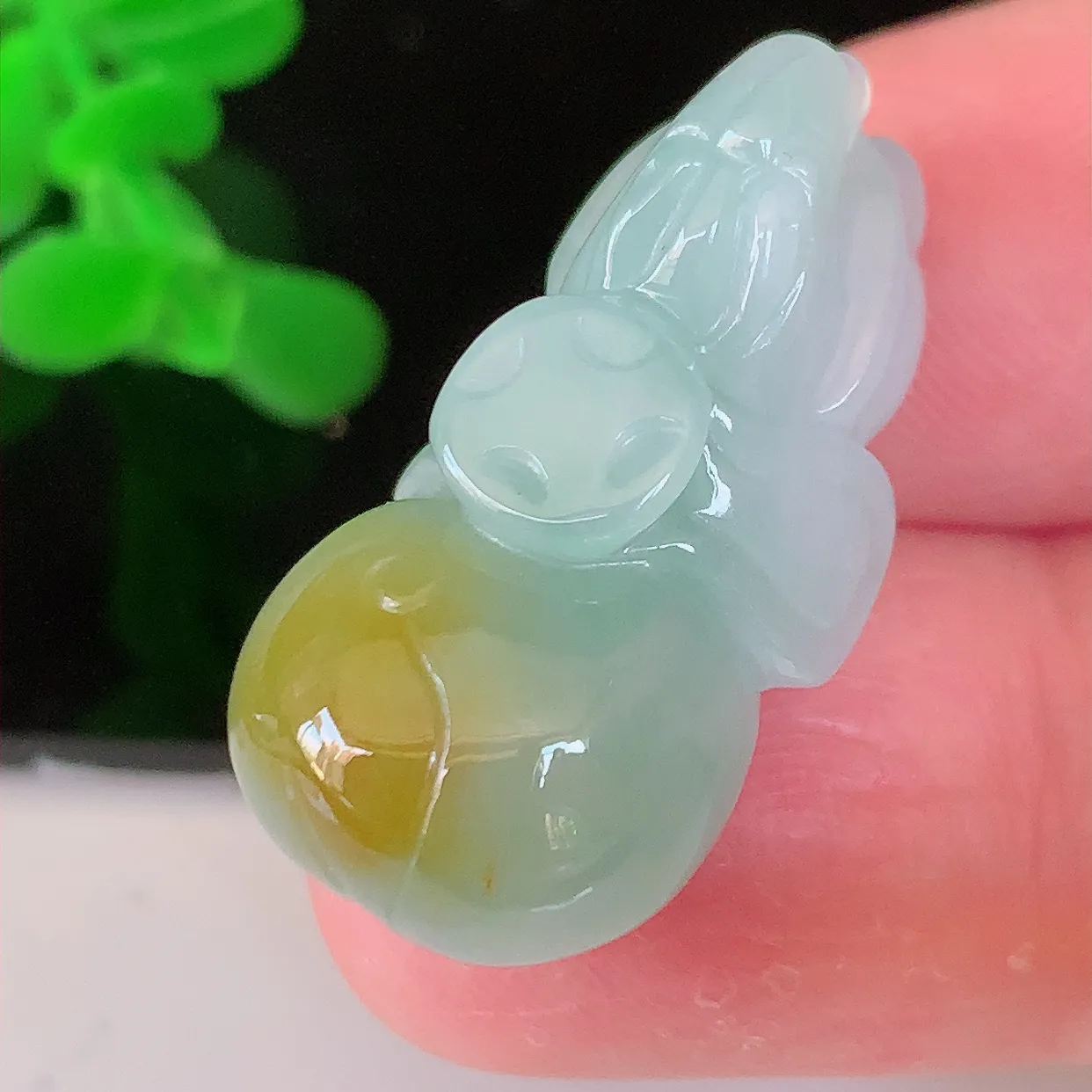 自然光实拍，冰润黄翡双彩翡翠生肖马上有钱吊坠，种老水足，雕工精湛 ，寓意美好，佩戴时尚出众！#81.31