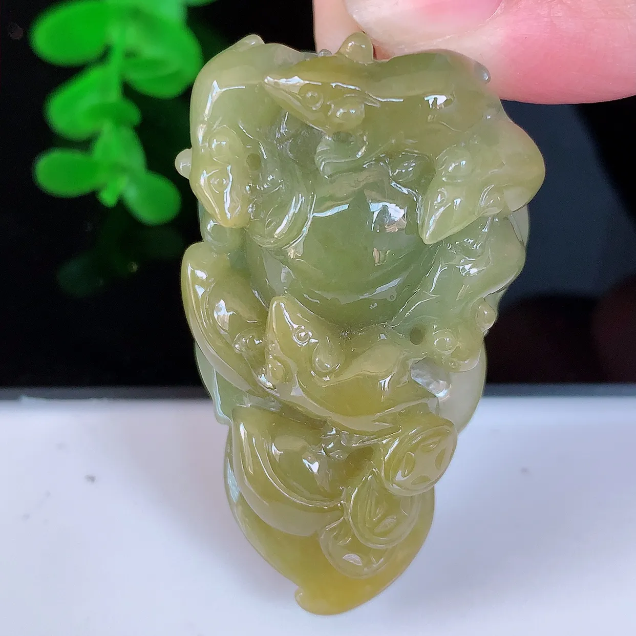 自然光实拍，冰润黄加翡翠生意子鼠运财吊坠，种老水足，雕工精湛 ，寓意美好，佩戴时尚出众！#81.31