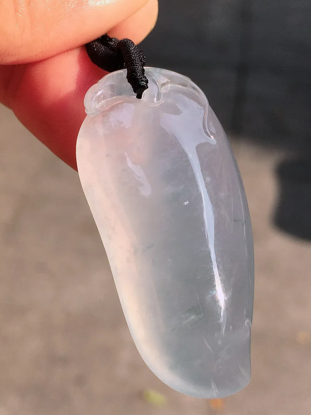 冰种福瓜吊坠，玉质细腻，荧光感超
强，饱满圆润，简单大气，