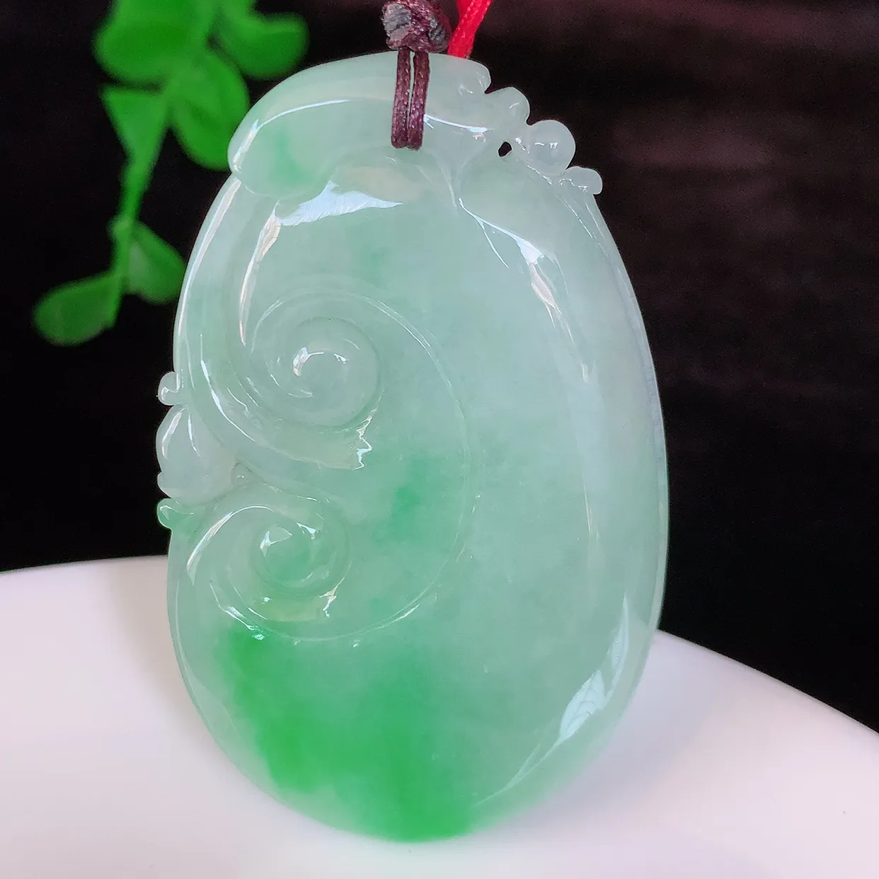 自然光实拍，冰润飘绿如意吊坠，翡翠如意，上身效果非常美，饱满大气，工艺美，万事如意，如意一生 #46.31
