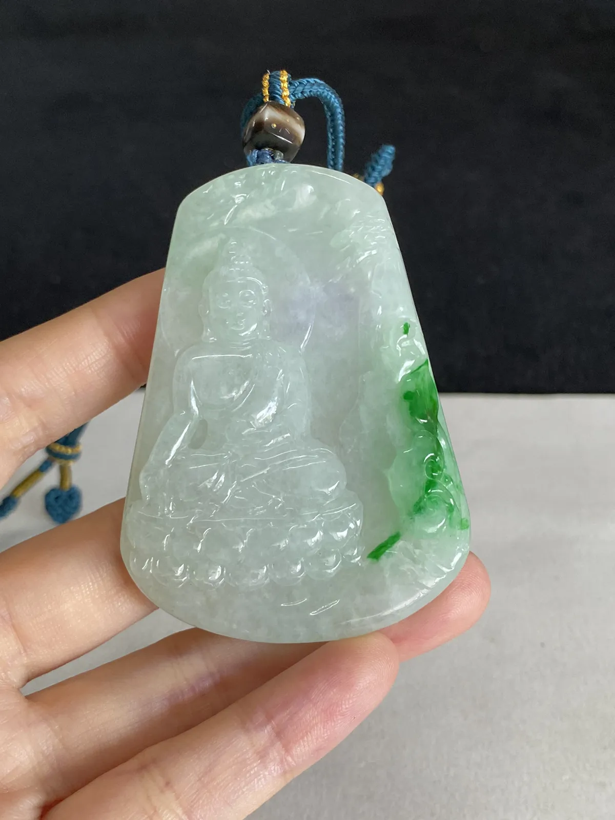 翡翠糯化种飘绿吊坠，配珠未测