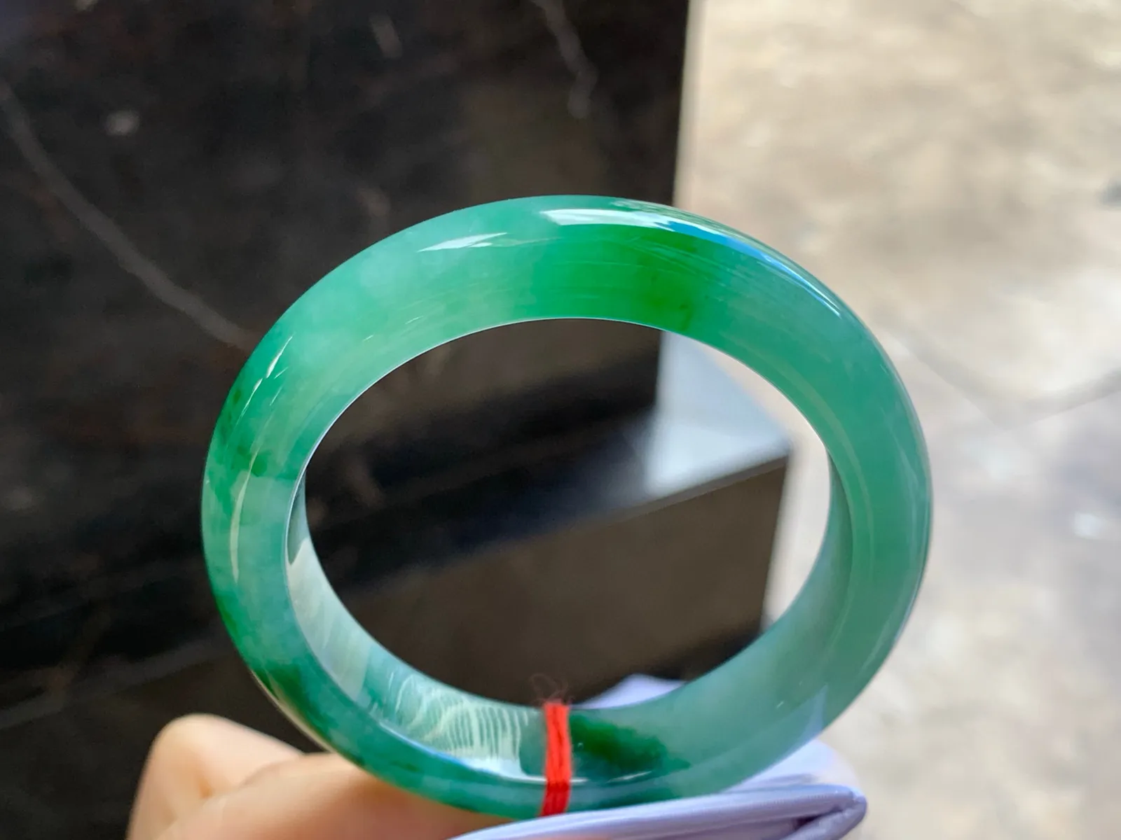 带色手镯
尺寸：53.4-12.4-9mm
有种有色～绿色绿花浓郁