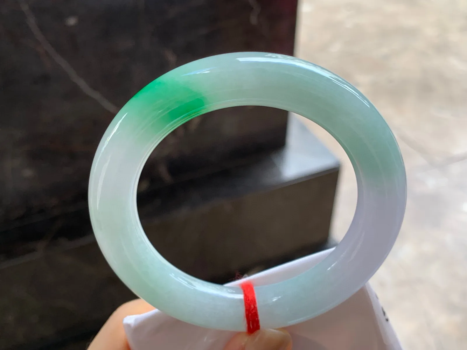 阳绿色圆条手镯
尺寸：57.3-11.8mm
肉质细腻干净～绿色点缀