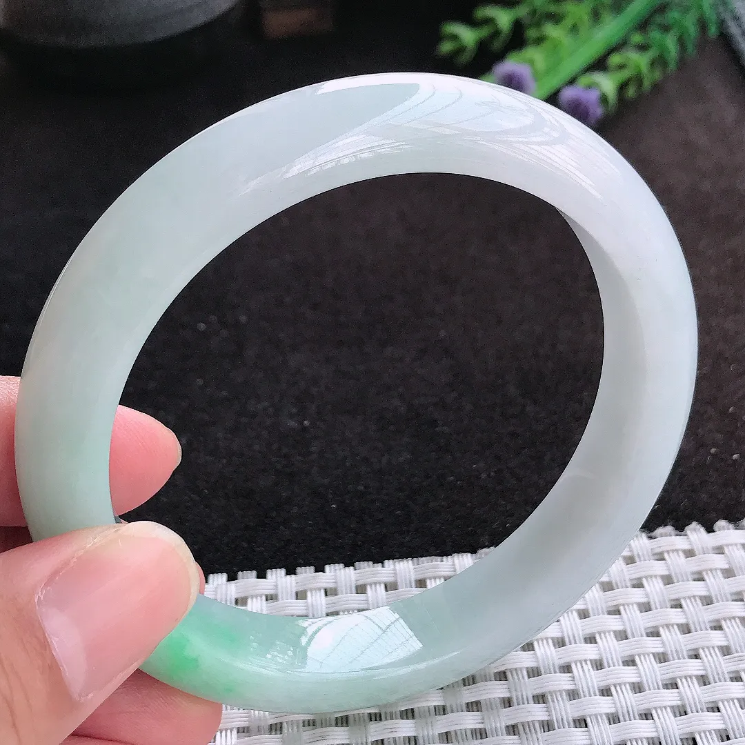 自然光62/12.6/9.1大圈口老坑精美冰润飘绿手镯天然翡翠玉镯女款