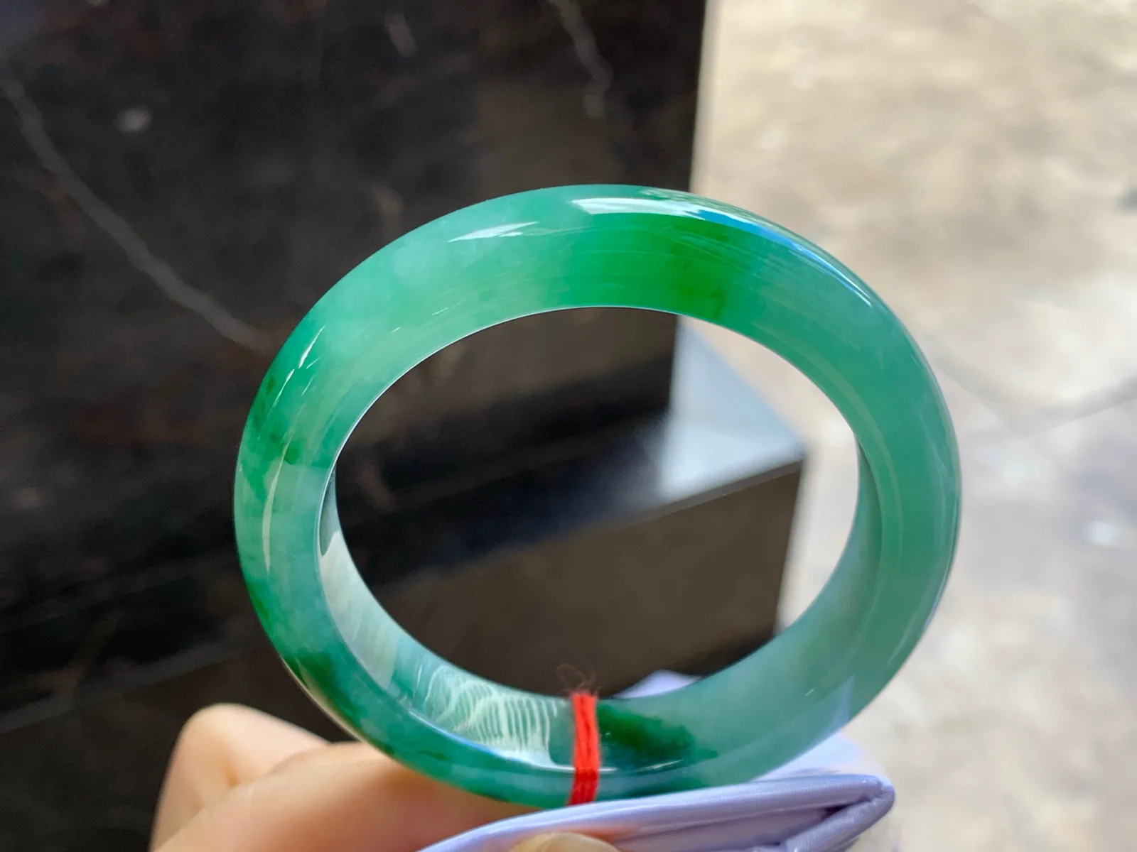 带色手镯
尺寸：53.4-12.4-9mm
有种有色～绿色绿花浓郁