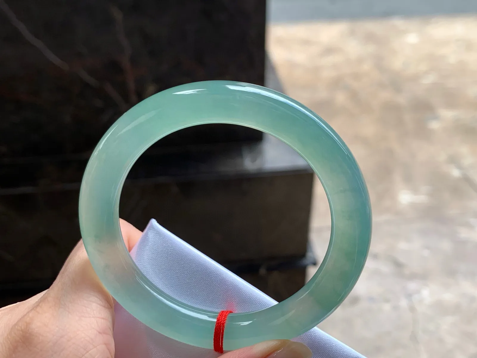 冰晴绿圆条手镯
尺寸：55.5-10.2mm
种老肉细～起胶的料子