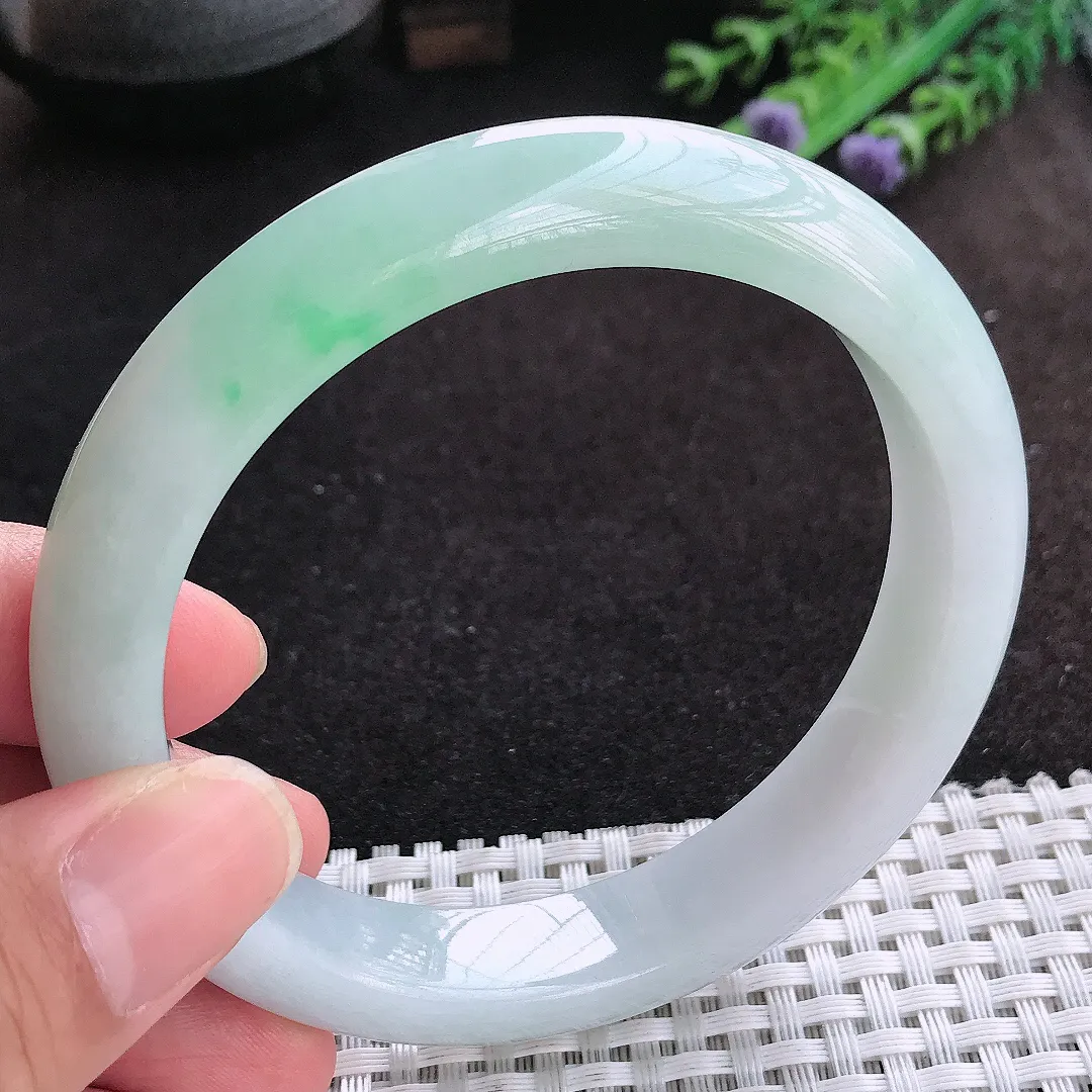 自然光62/12.6/9.1大圈口老坑精美冰润飘绿手镯天然翡翠玉镯女款