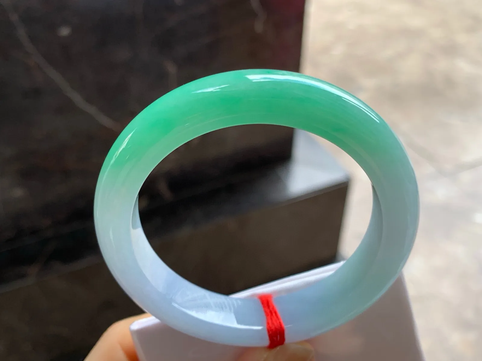 阳绿色手镯
尺寸：55-12.7-9.2mm
底子细腻干净～一段绿色浓郁