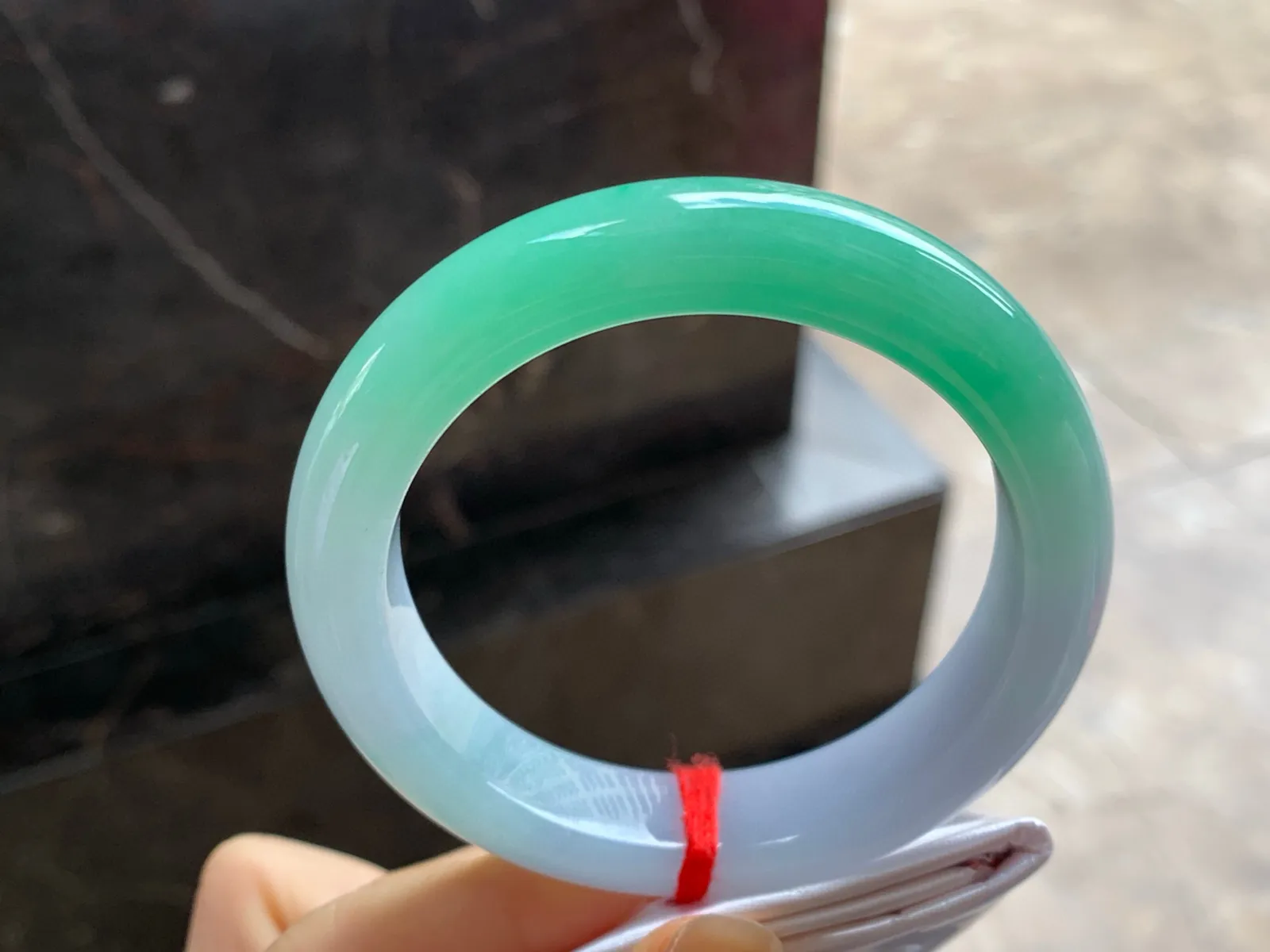阳绿色手镯
尺寸：55-12.7-9.2mm
底子细腻干净～一段绿色浓郁