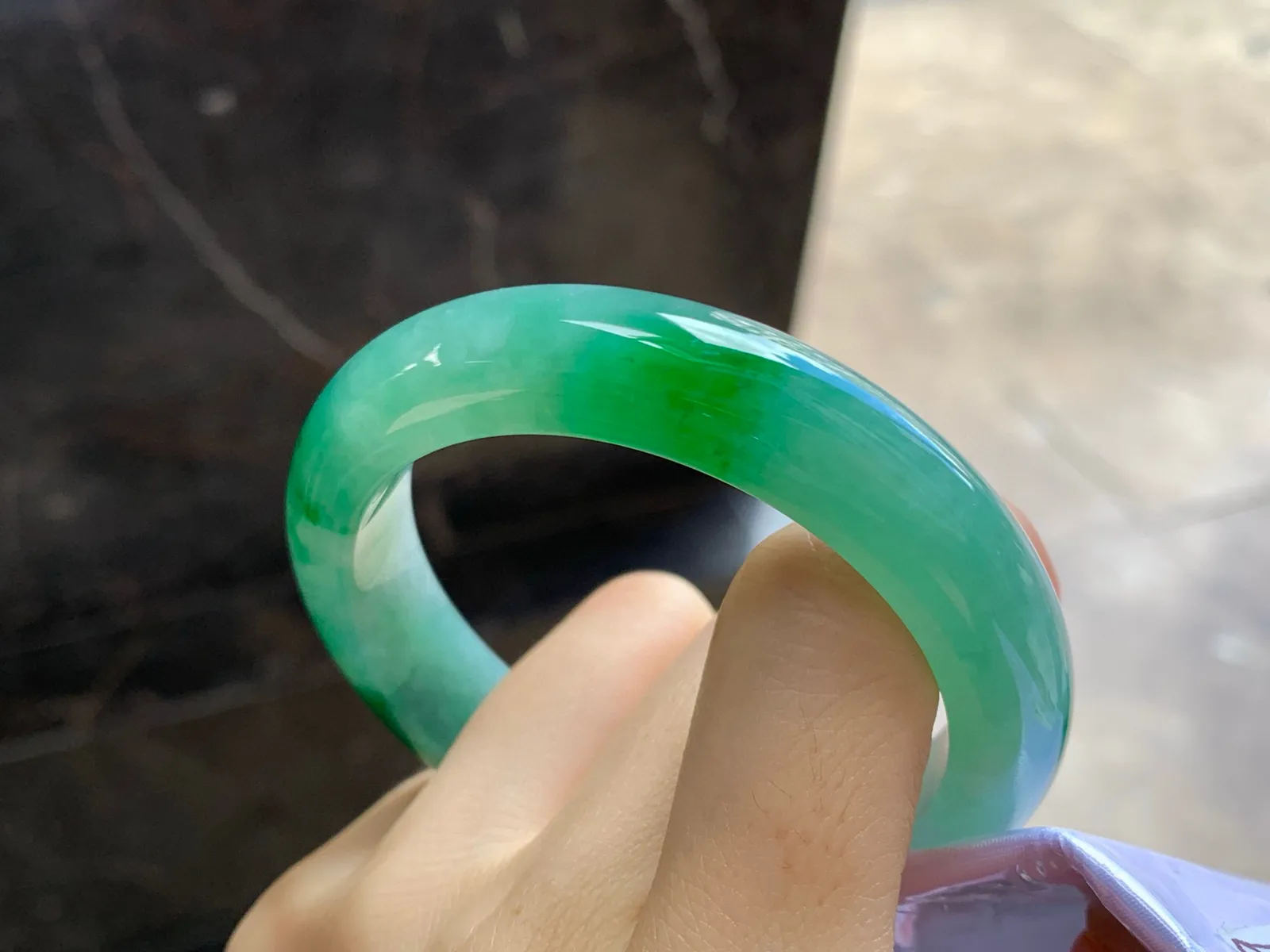 带色手镯
尺寸：53.4-12.4-9mm
有种有色～绿色绿花浓郁