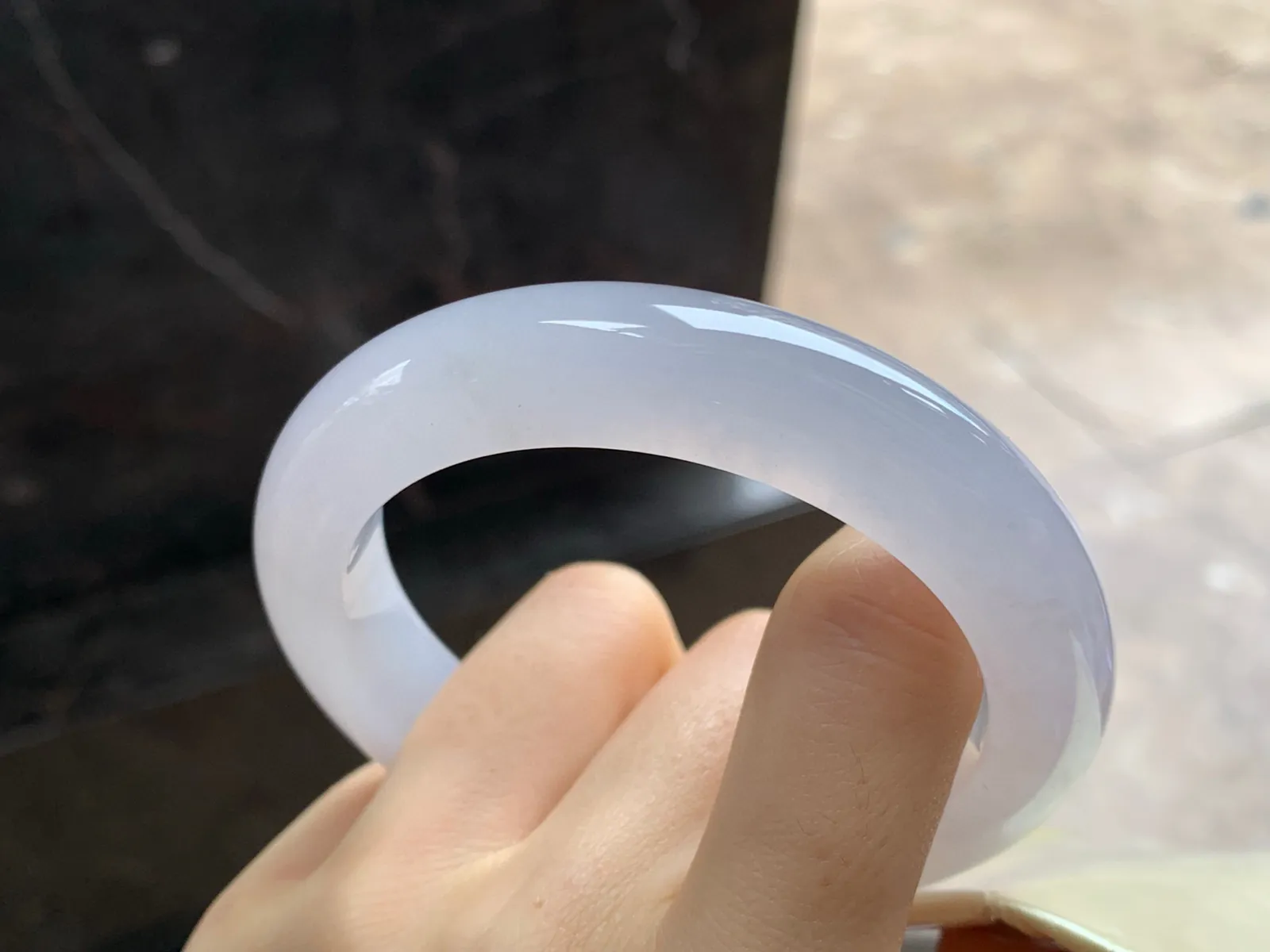 糯冰种手镯
尺寸：57.7-12.8-10mm
种水好 小清新纯纯的条形优秀上手漂亮