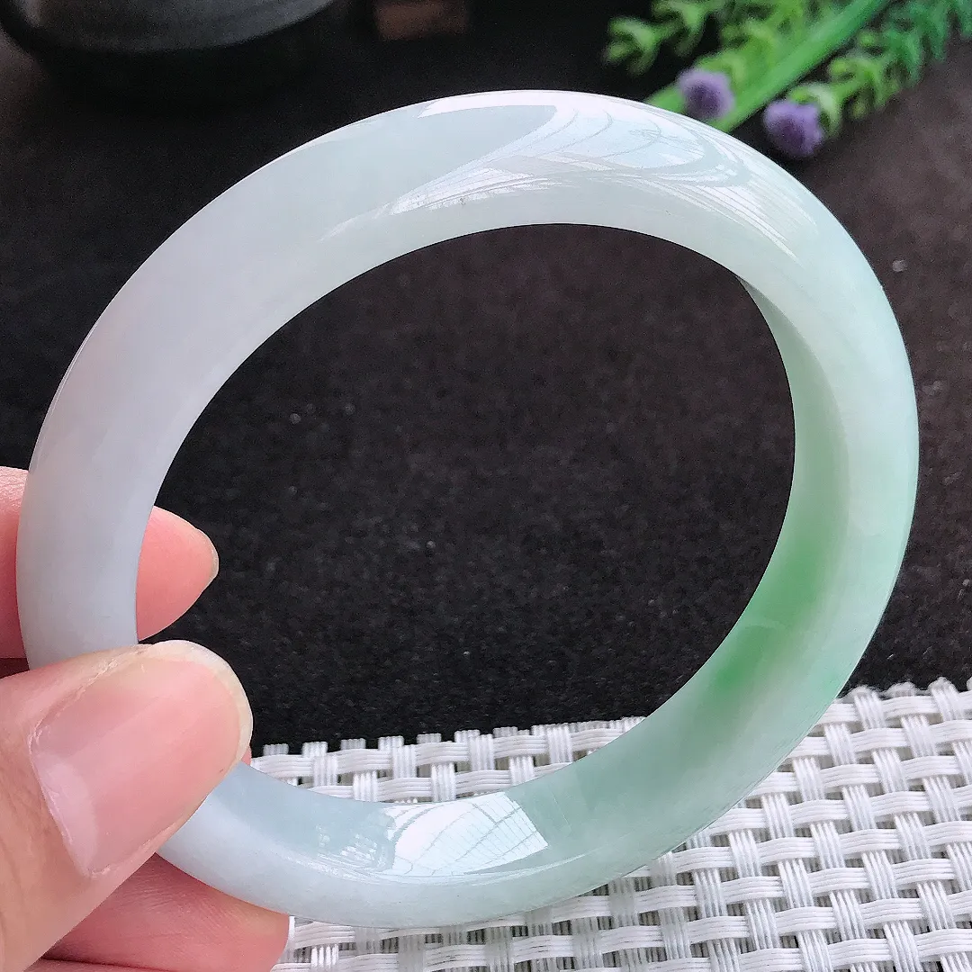 自然光62/12.6/9.1大圈口老坑精美冰润飘绿手镯天然翡翠玉镯女款