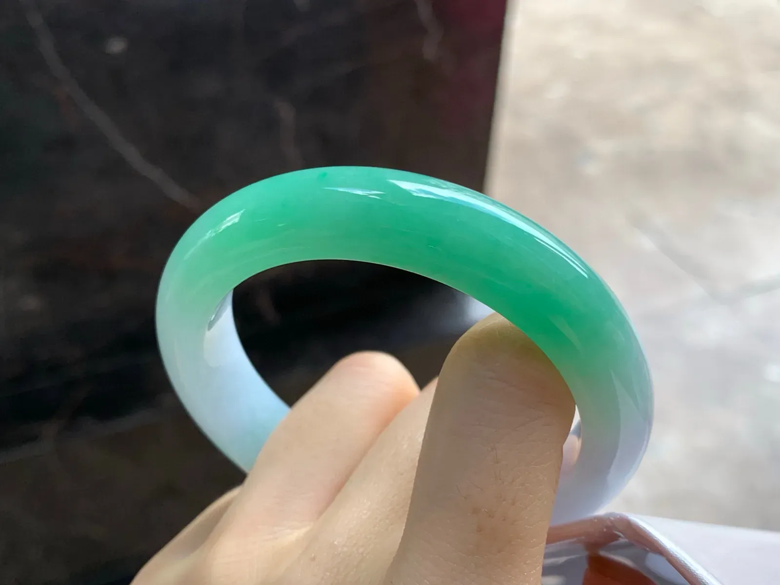 阳绿色手镯
尺寸：55-12.7-9.2mm
底子细腻干净～一段绿色浓郁