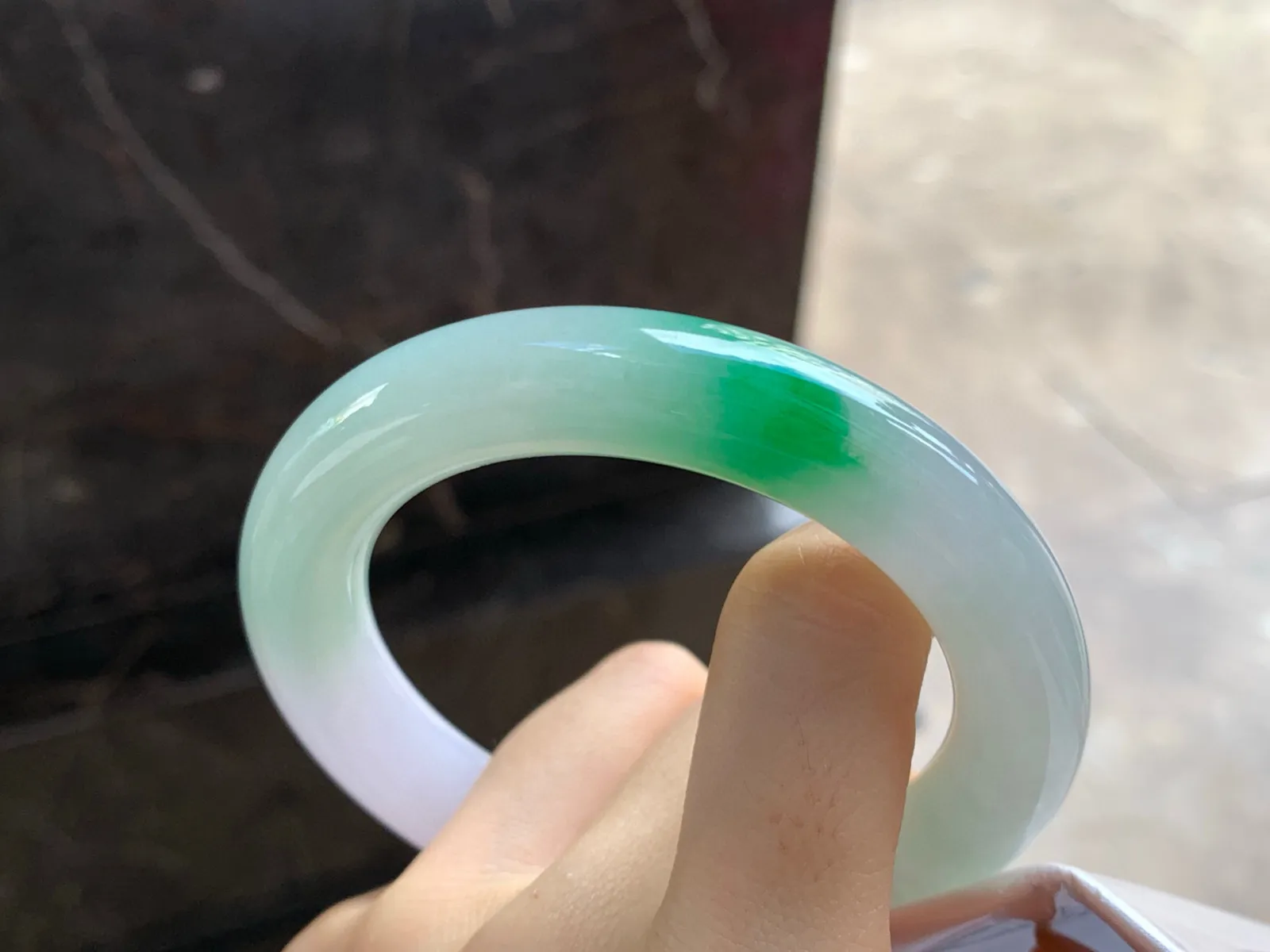 阳绿色圆条手镯
尺寸：57.3-11.8mm
肉质细腻干净～绿色点缀
