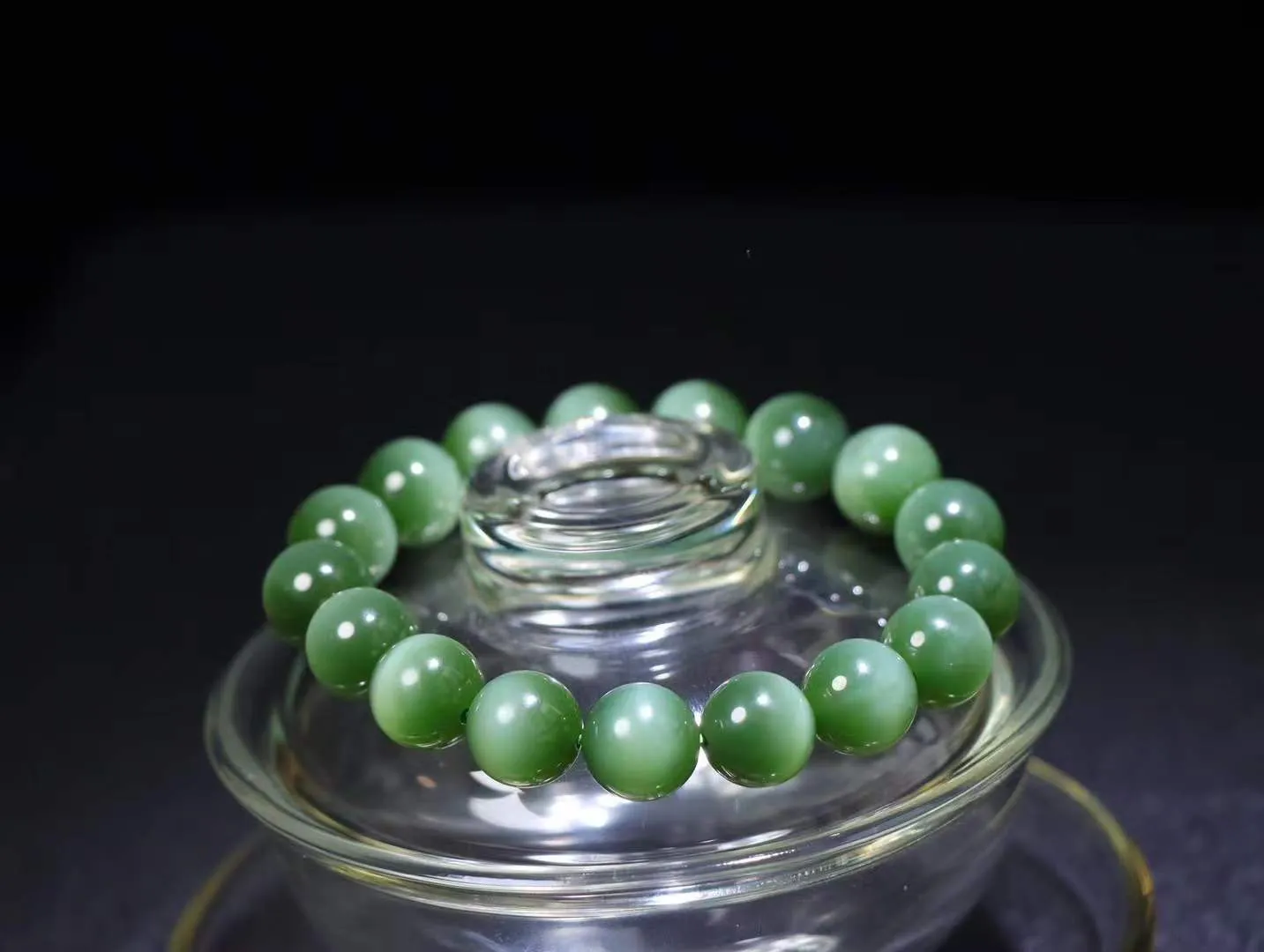 【腕间风华.手串】

精品️和田玉碧玉猫眼圆珠手串，天然纯净，玉质细腻，圆润如珠，佩戴于腕间，尽显高贵气质。无论是日常搭配还是重要场合，都是您优雅风范的点睛之笔。

重46.8克  尺寸取一12mm  O82420612583