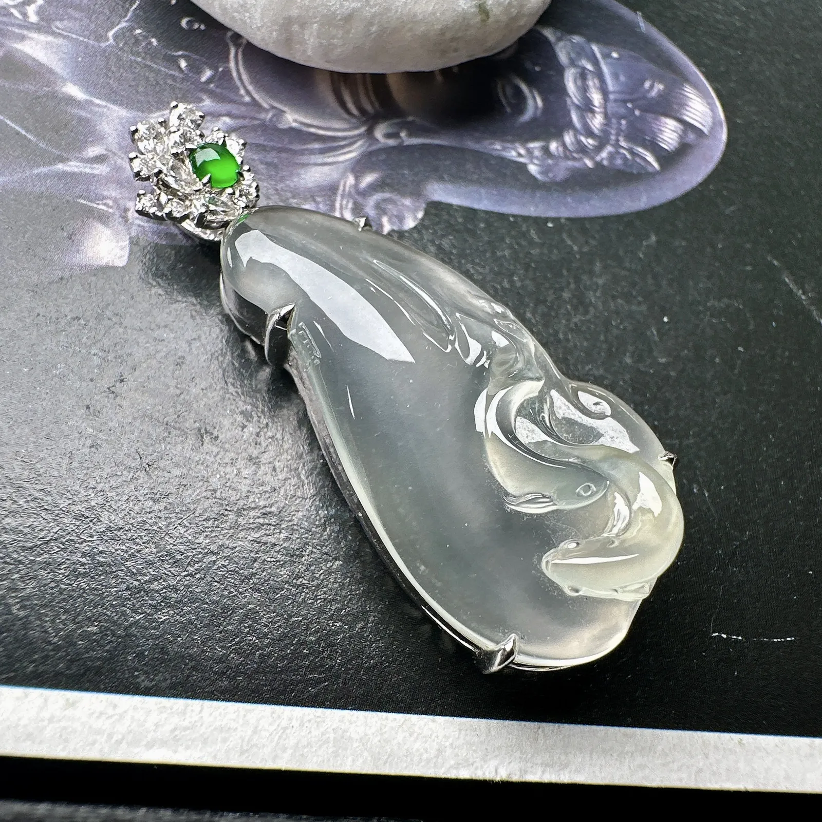 【玻璃种如鱼得水】年年有余，如鱼得水，力争上游。种水上乘，冰润通透，种老起强胶感强荧光，纯净清澈，冰感十足，18k金钻镶嵌，裸石尺寸30.2*16*5.7毫米