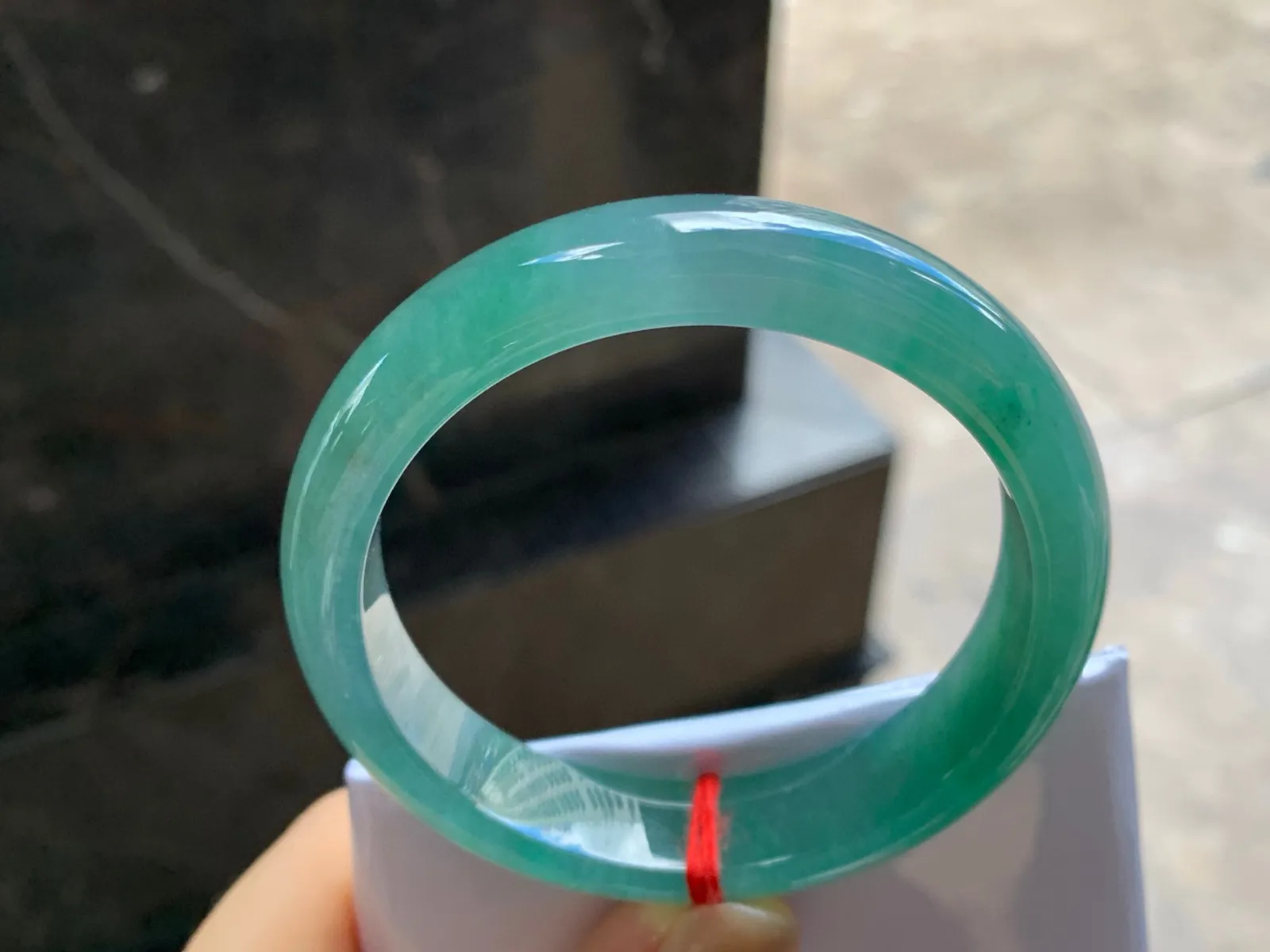 有种有色手镯
尺寸：54-12.5-7.6mm
种水好 底子细腻有特色上手漂亮