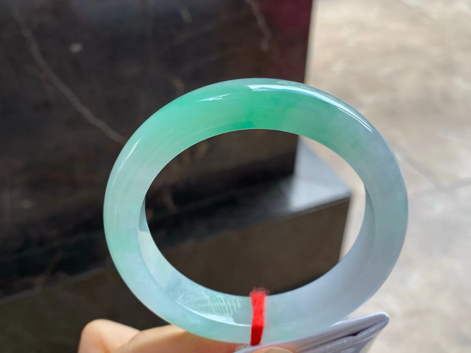 带色手镯
尺寸：55.5-13-9.5mm
有种有色～实物好看