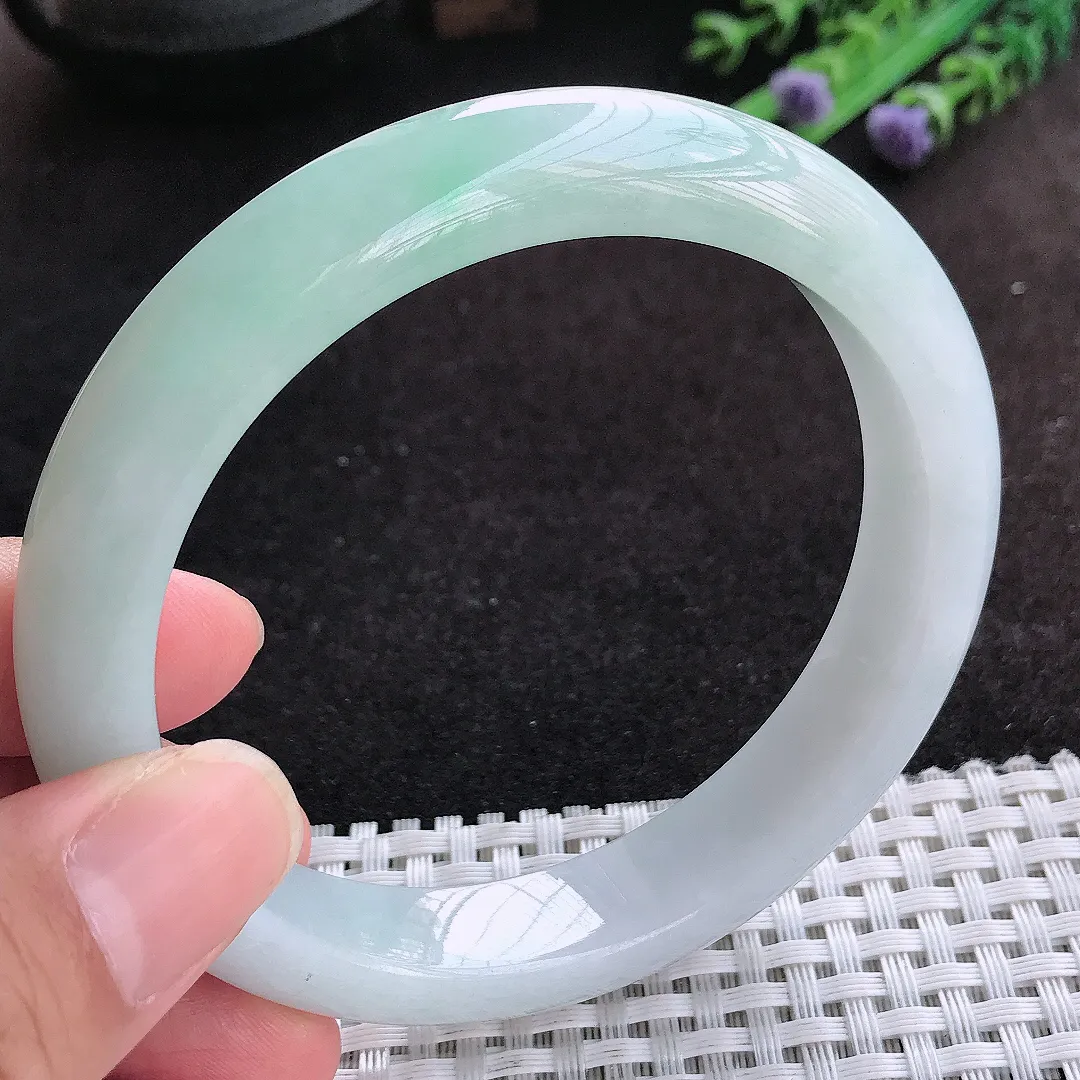 自然光62/12.6/9.1大圈口老坑精美冰润飘绿手镯天然翡翠玉镯女款