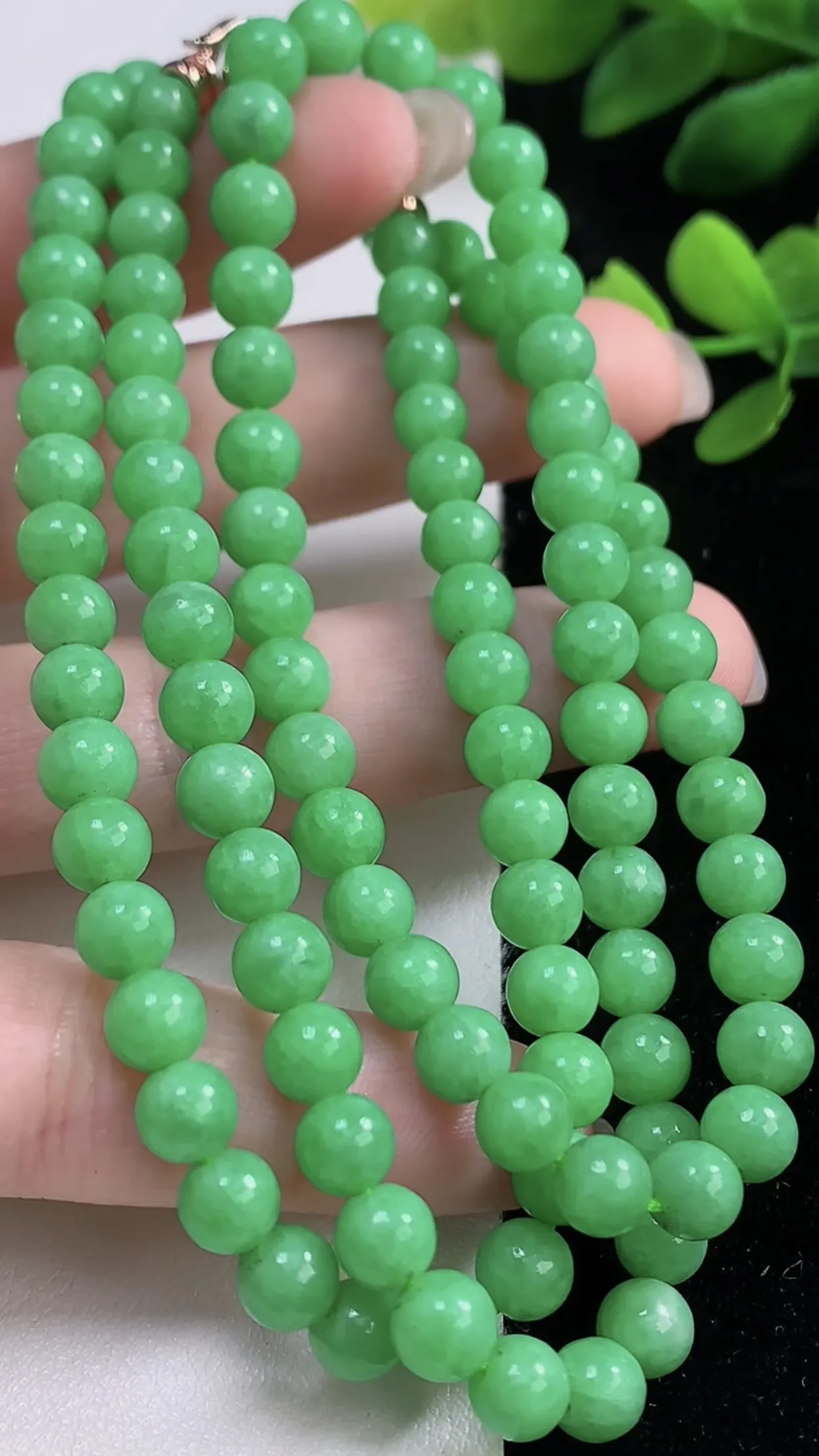缅甸天然翡翠a货 老坑料起胶冰润 满绿圆珠项链，尺寸：取一 5.2mm  108颗  y 41.95