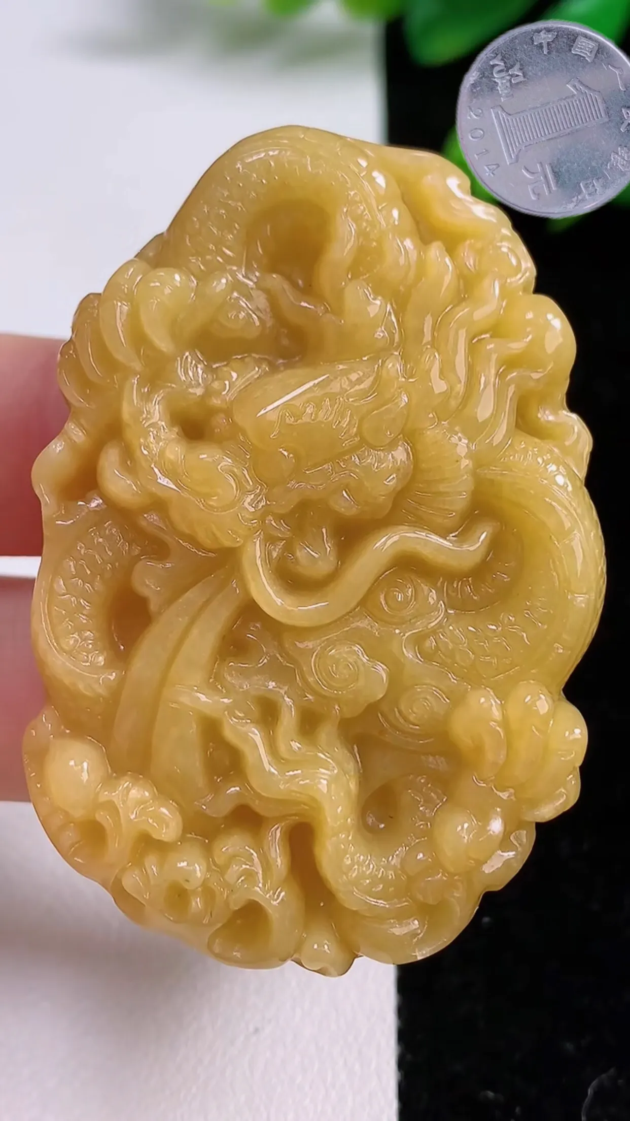 天然翡翠a货 老坑料起胶冰润 黄翡霸气龙牌吊坠，生肖龙挂件 尺寸52.8-36-10.5mm  y 43.83