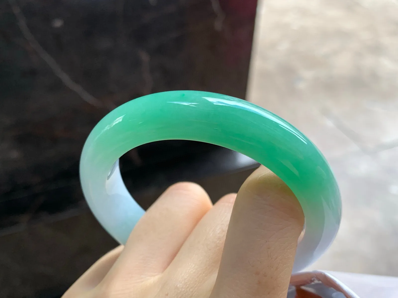 阳绿色手镯
尺寸：55-12.7-9.2mm
底子细腻干净～一段绿色浓郁