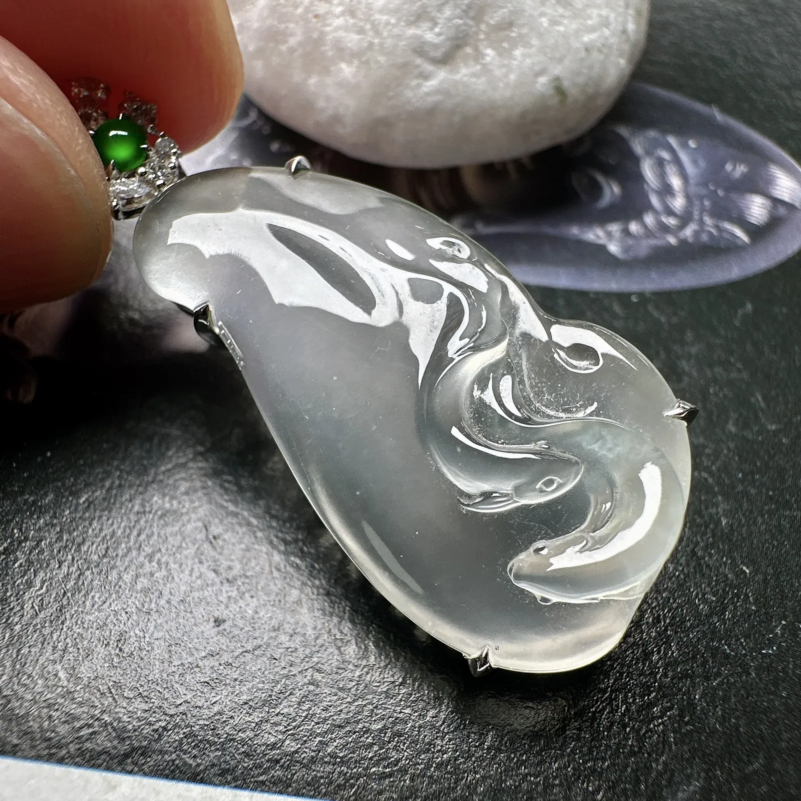 【玻璃种如鱼得水】年年有余，如鱼得水，力争上游。种水上乘，冰润通透，种老起强胶感强荧光，纯净清澈，冰感十足，18k金钻镶嵌，裸石尺寸30.2*16*5.7毫米