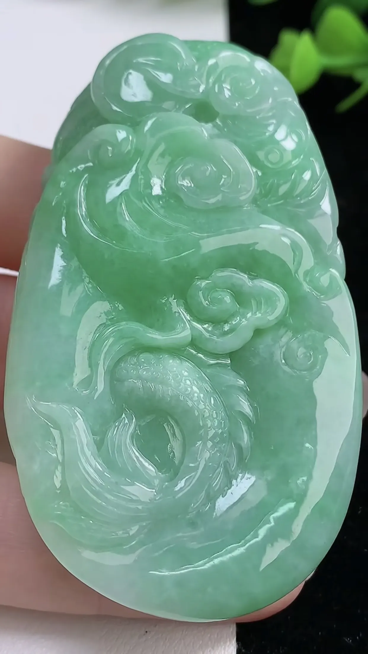 缅甸天然翡翠a货 老坑料起胶冰润 满绿霸气龙牌吊坠，龙腾四海 生意兴隆 财源滚滚 尺寸68-38.6-12mm  y 67.26