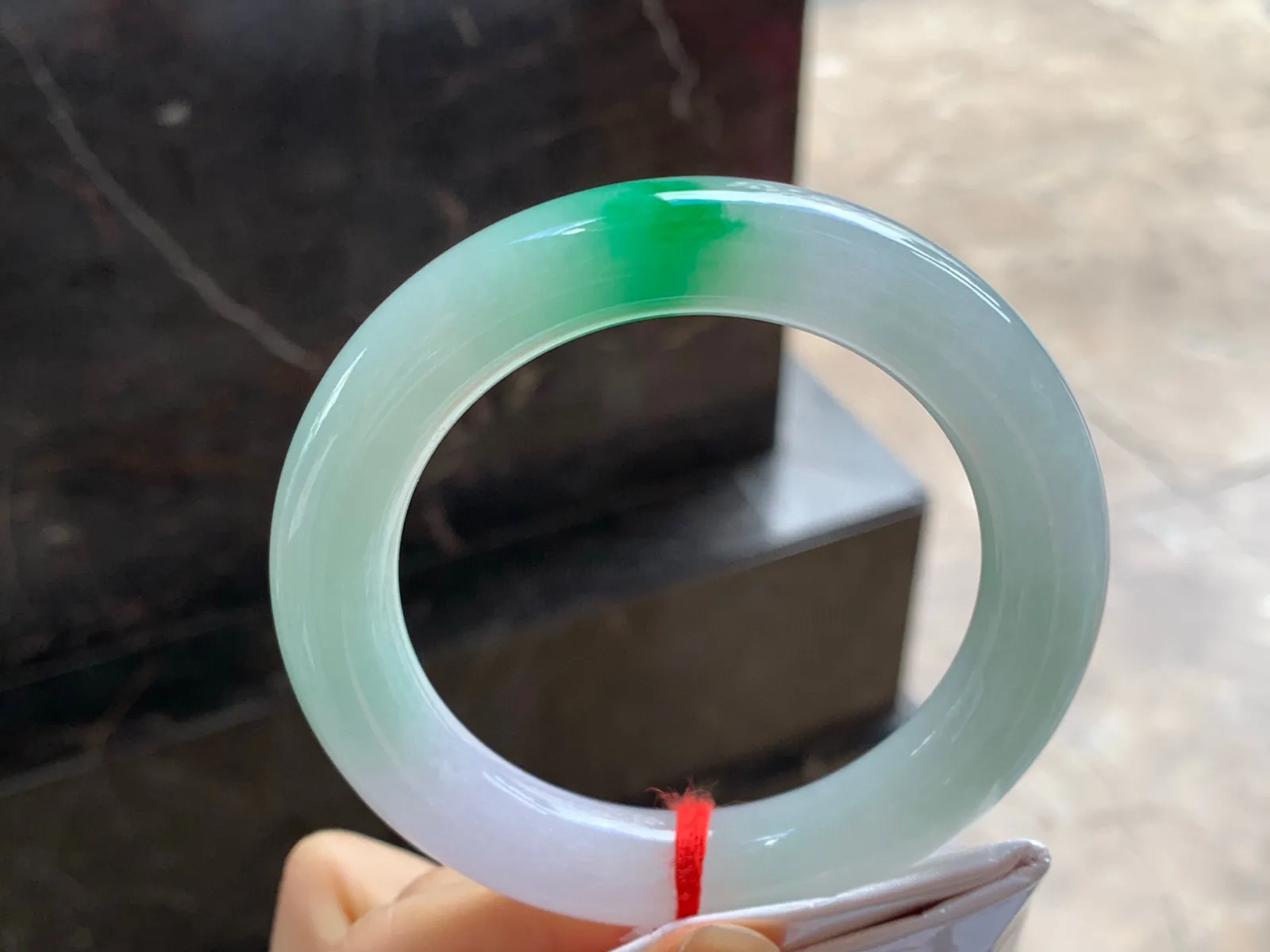 阳绿色圆条手镯
尺寸：57.3-11.8mm
肉质细腻干净～绿色点缀
