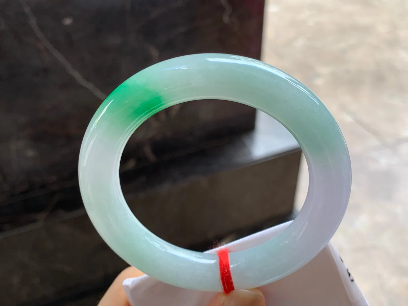 阳绿色圆条手镯
尺寸：57.3-11.8mm
肉质细腻干净～绿色点缀