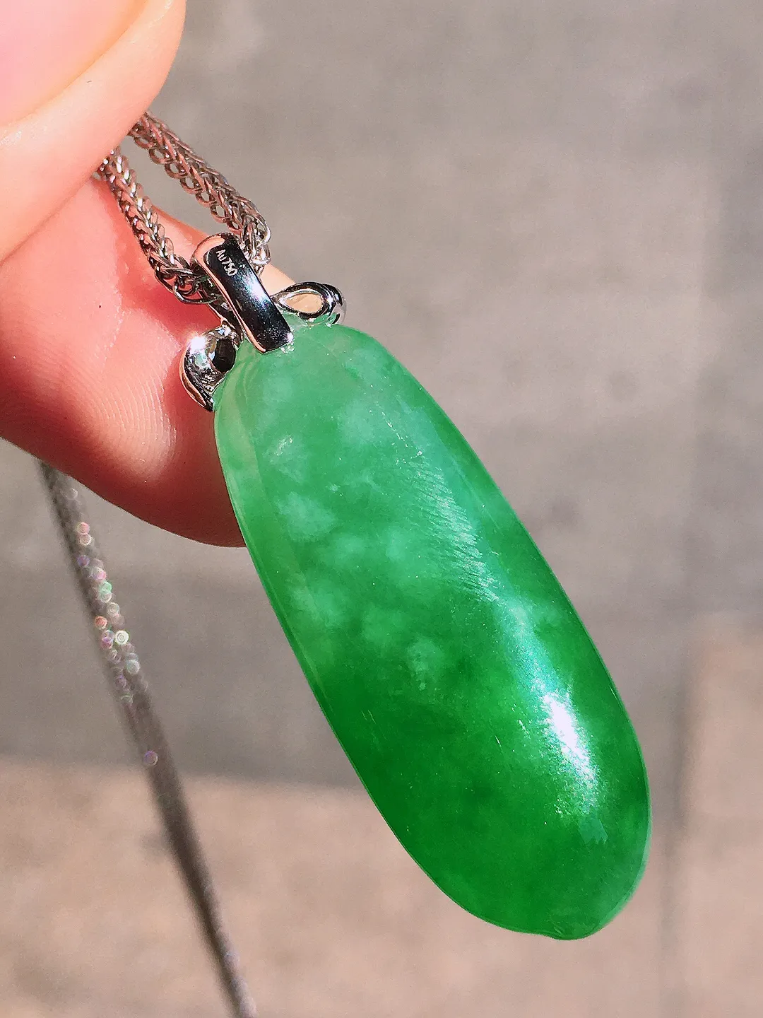 阳绿福瓜吊坠，色泽均匀艳丽，玉质细腻，饱满圆润，简单大气，18k
金豪华镶嵌