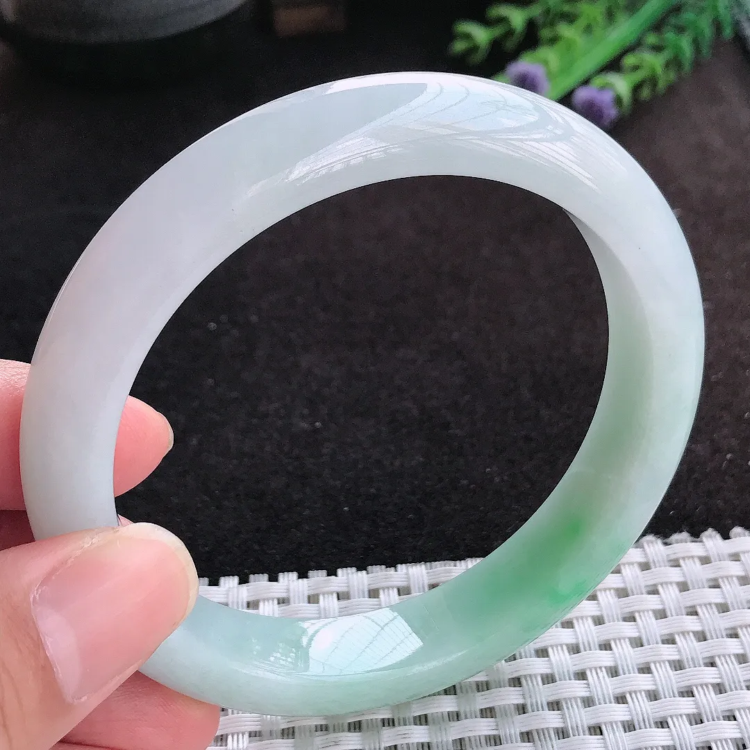 自然光62/12.6/9.1大圈口老坑精美冰润飘绿手镯天然翡翠玉镯女款