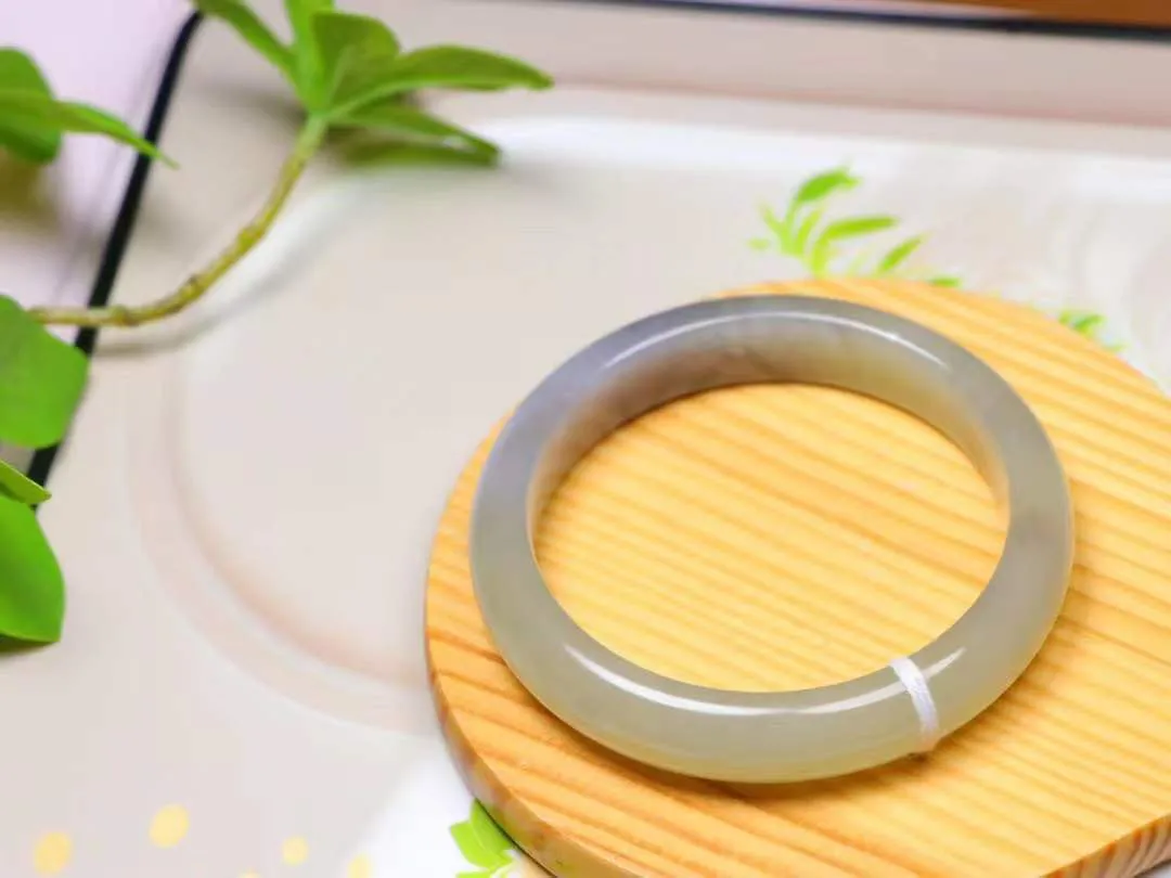 （腕间柔情）

精品和田 冰底烟紫双色手镯。镯型饱满，温润细腻，脂润沁香。️执一卷书，沏一盏茶，着一袭裙，戴一只镯。淡淡浅笺，素心若兰，静赏玉中诗画。悠悠岁月，芊手轻摘，盛满诗样芳华。

重45.2克   内径圈口55.5尺寸11.8-8mm   FO12681280516