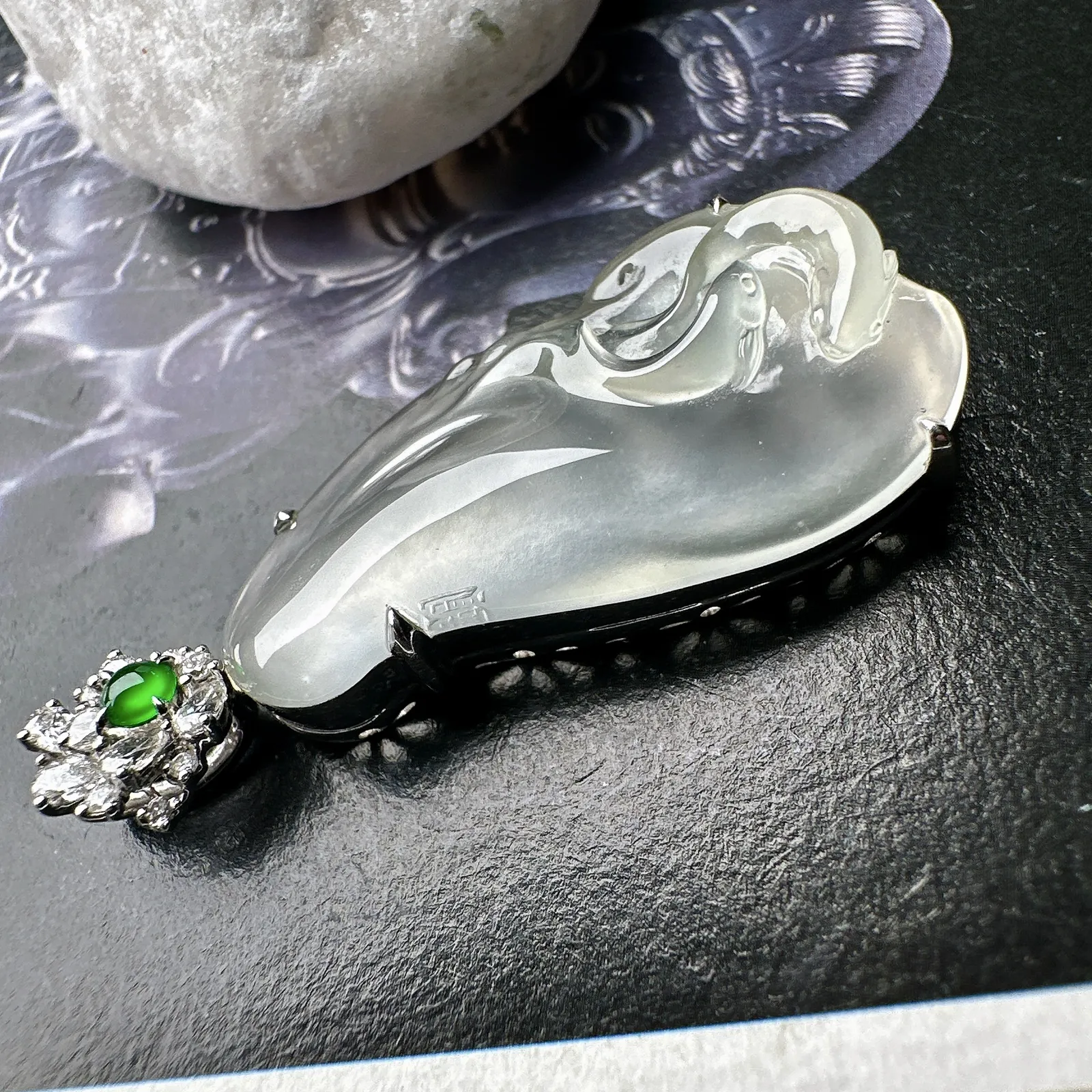 【玻璃种如鱼得水】年年有余，如鱼得水，力争上游。种水上乘，冰润通透，种老起强胶感强荧光，纯净清澈，冰感十足，18k金钻镶嵌，裸石尺寸30.2*16*5.7毫米