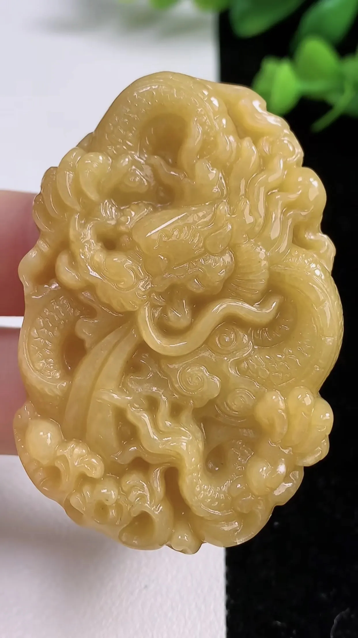 天然翡翠a货 老坑料起胶冰润 黄翡霸气龙牌吊坠，生肖龙挂件 尺寸52.8-36-10.5mm  y 43.83