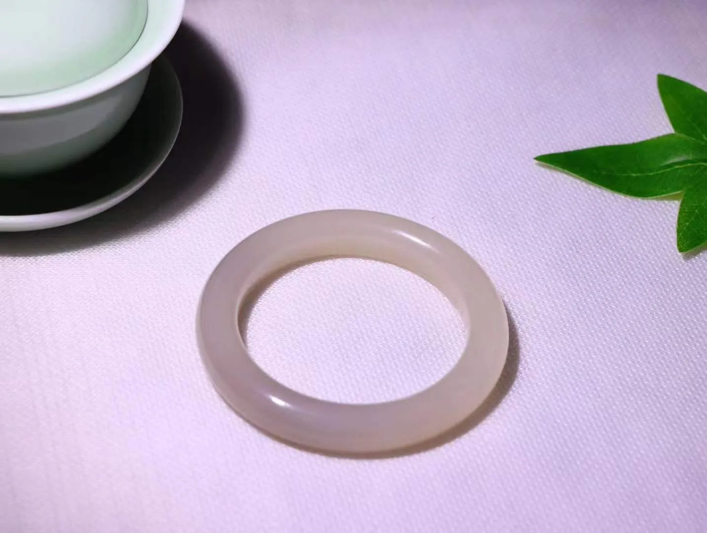 【一见倾心】

精品和田玉藕粉手镯，色彩温馨，玉质温润细腻 油性十足 手感舒适，款式精美，高华雅逸，