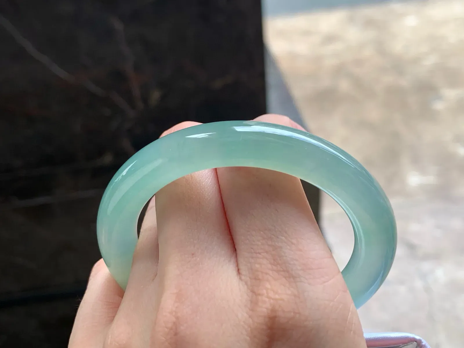 冰晴绿圆条手镯
尺寸：55.5-10.2mm
种老肉细～起胶的料子