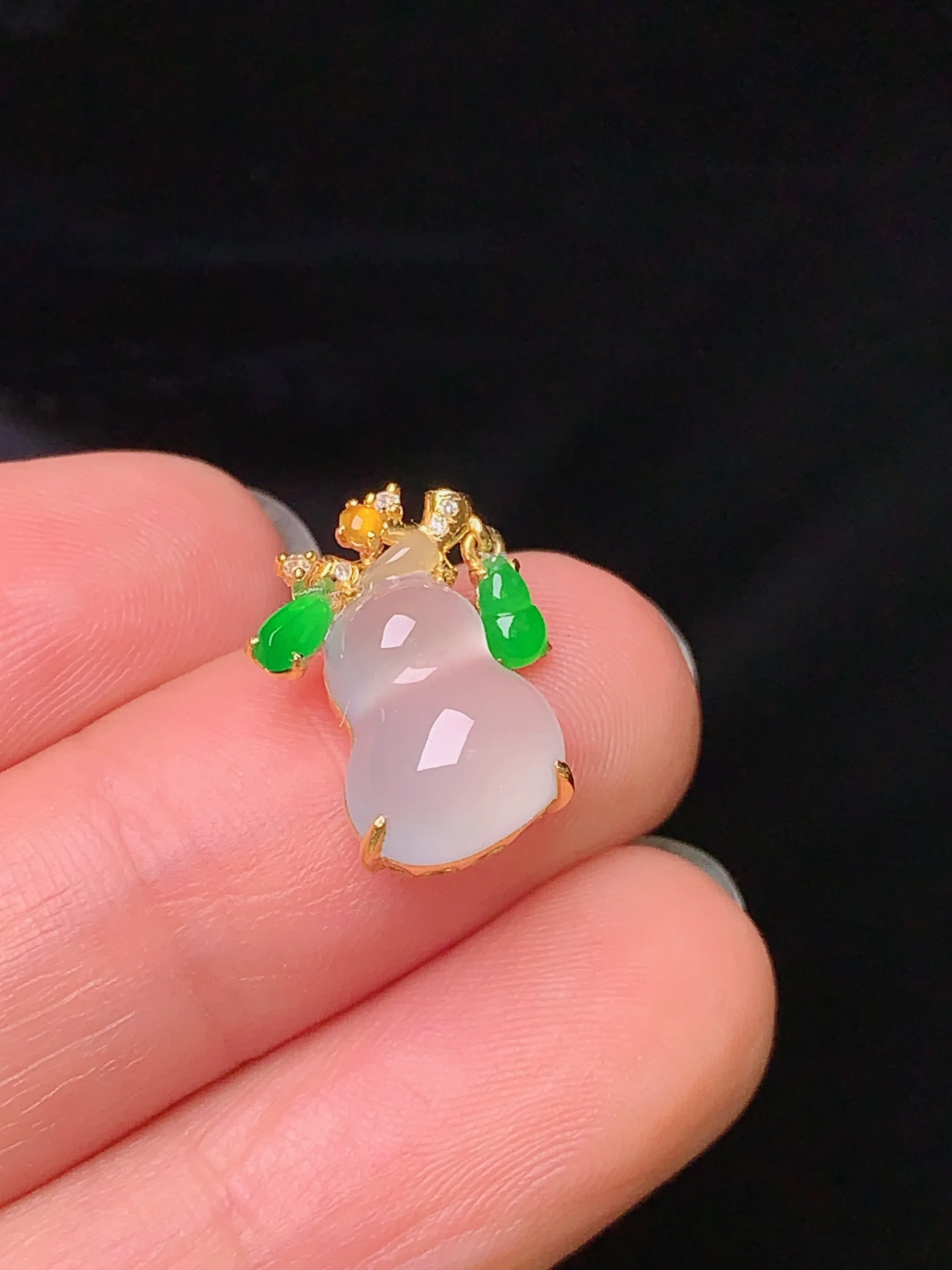 18k金钻镶嵌冰种葫芦吊坠 玉质细腻 色泽清新艳丽 整体尺寸15*9*6