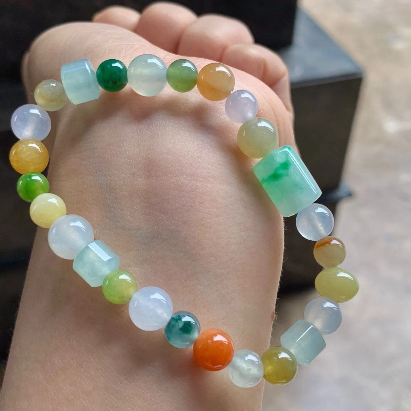 冰种多彩珠串
颜色漂亮～