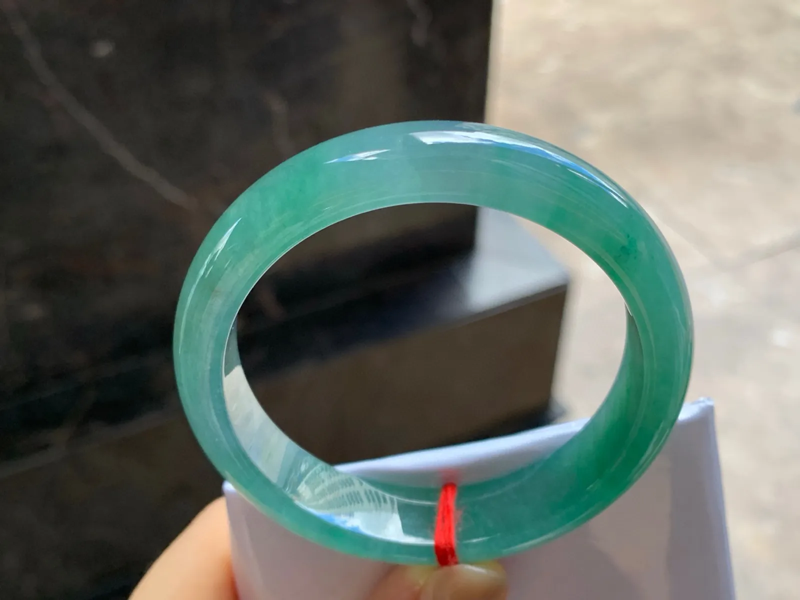 有种有色手镯
尺寸：54-12.5-7.6mm
种水好 底子细腻有特色上手漂亮