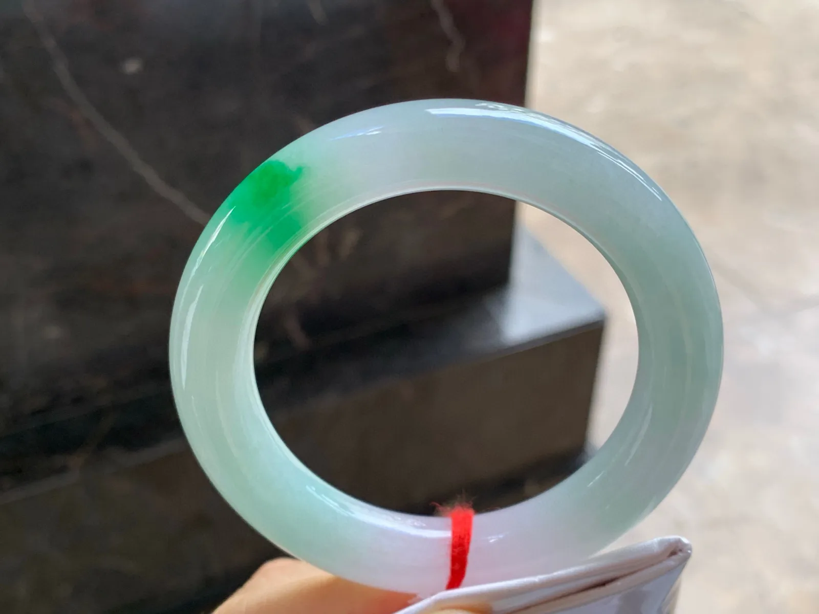 阳绿色圆条手镯
尺寸：57.3-11.8mm
肉质细腻干净～绿色点缀