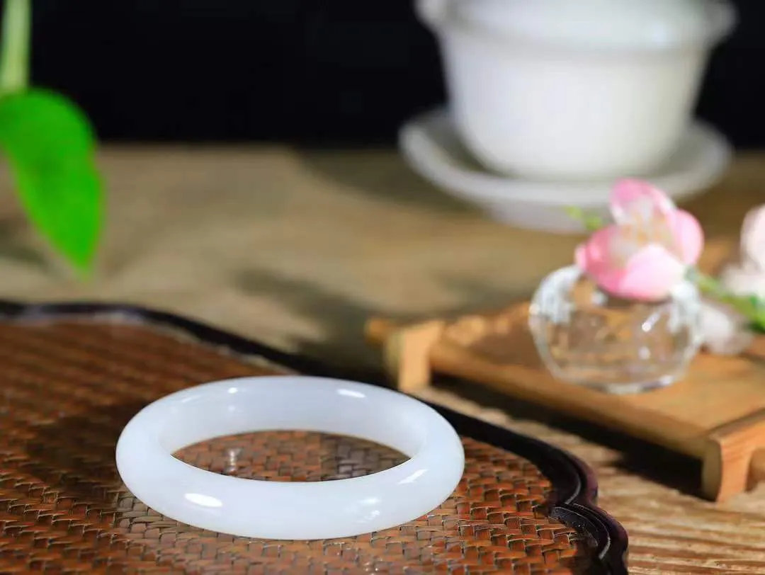 （柔情似水.手镯）

精品️和田玉白玉手镯，玉质温润细腻，镯型饱满圆润，优雅知性，姽婳于幽静兮，又婆娑乎人间，经典款型，古朴典雅。极具灵性，腕间风情，风姿卓越。 重48.2克    内径54.5mm 尺寸11.7-8.8mm78802744A