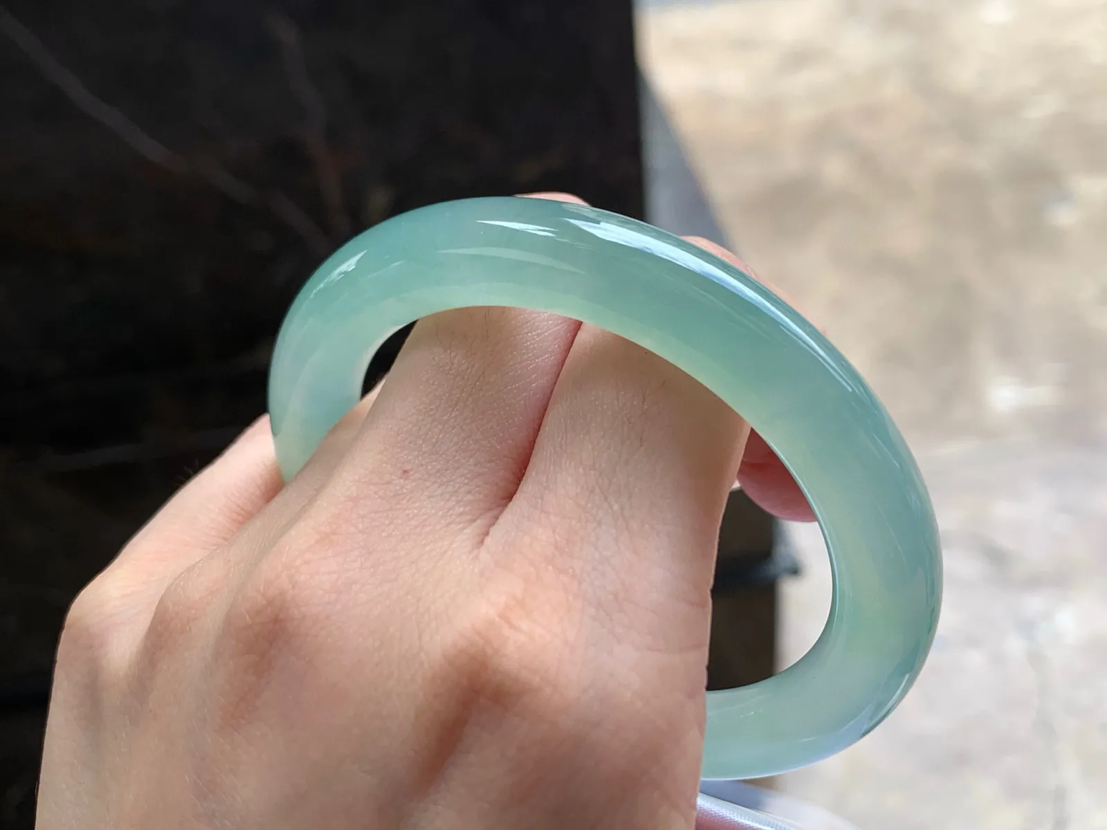 冰晴绿圆条手镯
尺寸：55.5-10.2mm
种老肉细～起胶的料子