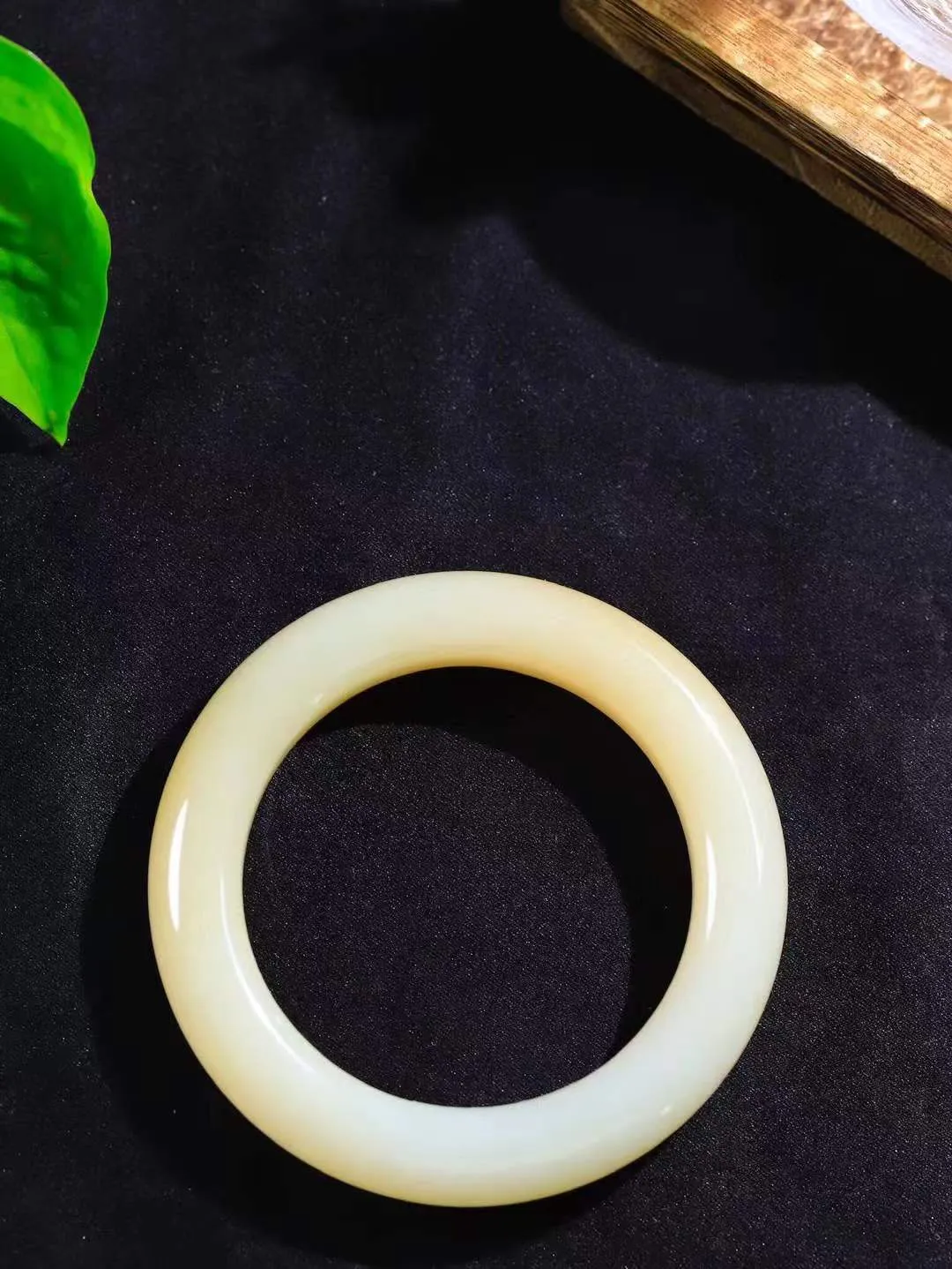 【暖玉生香·手镯】

精品和田玉糖白玉手镯，质地油润细腻，色泽高贵典雅，镯型古朴典雅。在诗情画意的雨巷相遇，你是我腕间的一抹风情，有你眸有深情，清风荡漾湖间静水，我愿俯身低眉，在烟波涟漪处，寻你深情倩影。内径60.5mm 尺寸13-12.5mm 重90.7克 11802733A