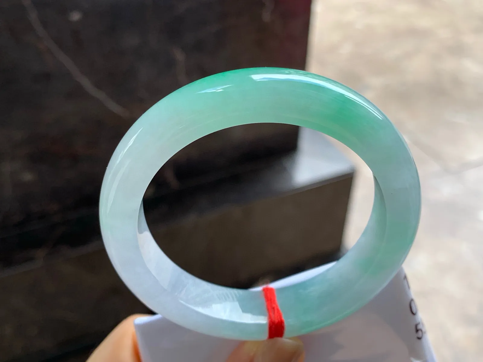 带色手镯
尺寸：55.5-13-9.5mm
有种有色～实物好看